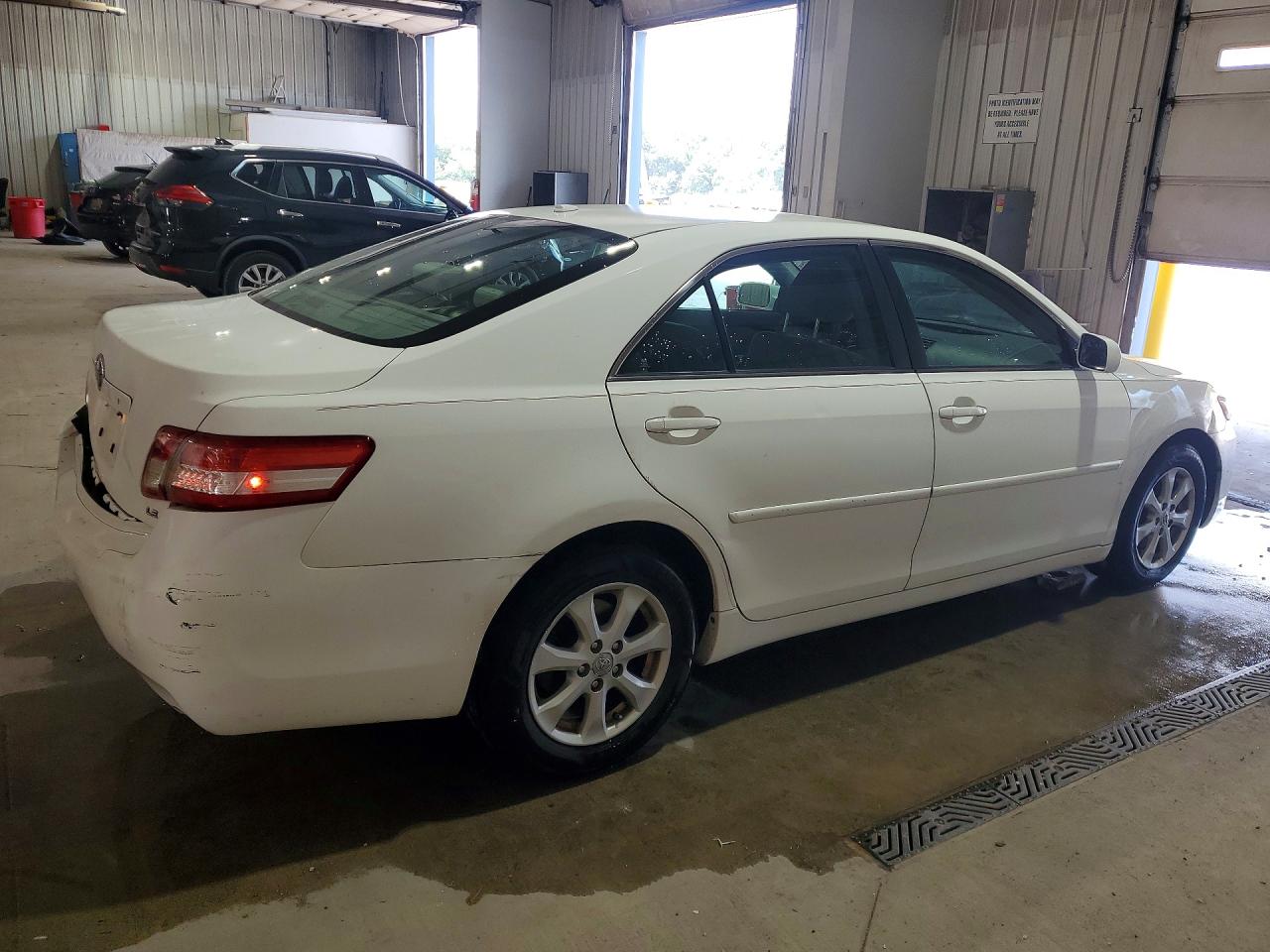 2011 Toyota Camry Le White vin: 4T1BF3EK1BU601279