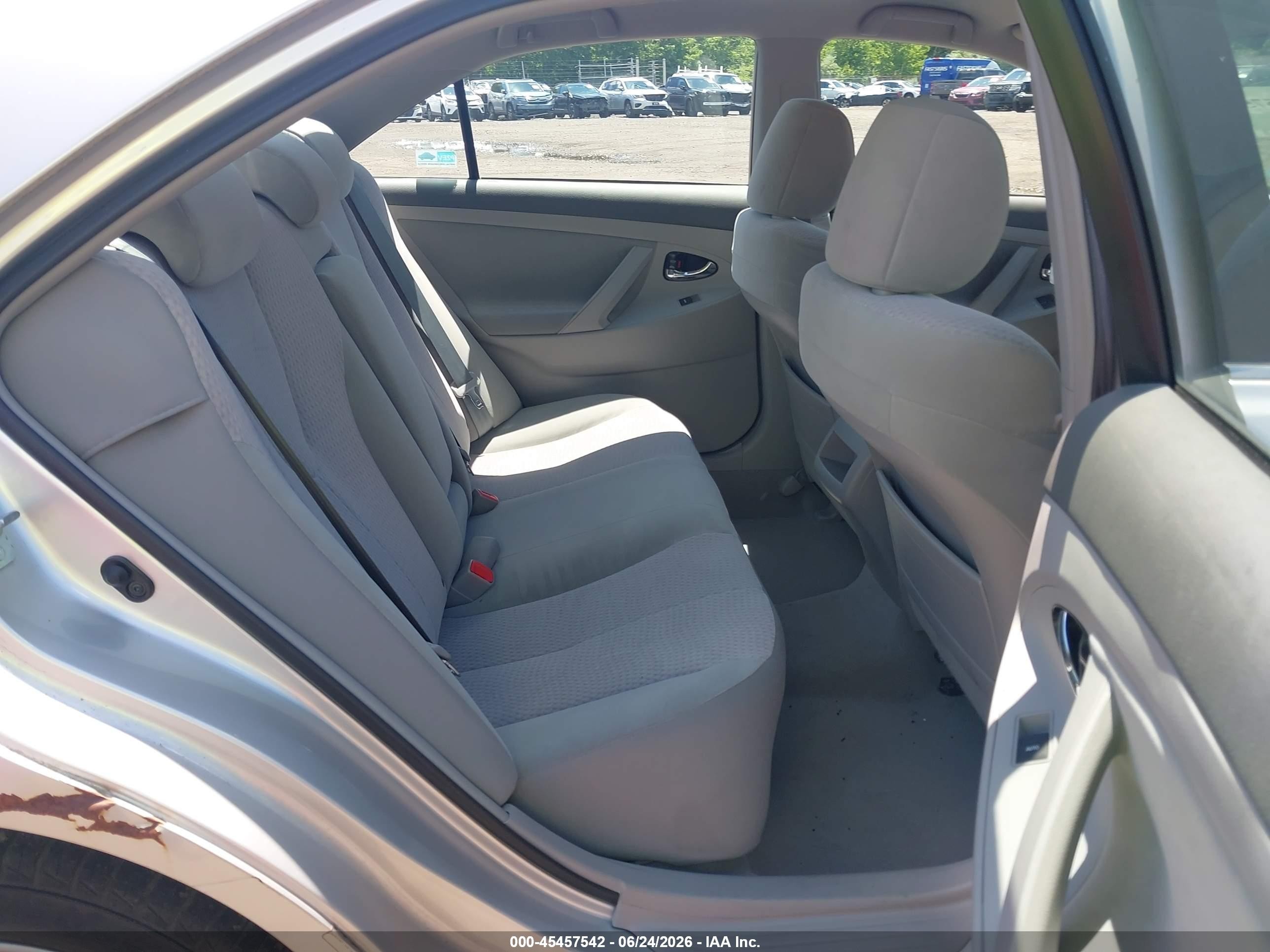 2011 Toyota Camry Le Silver vin: 4T1BF3EK1BU614405
