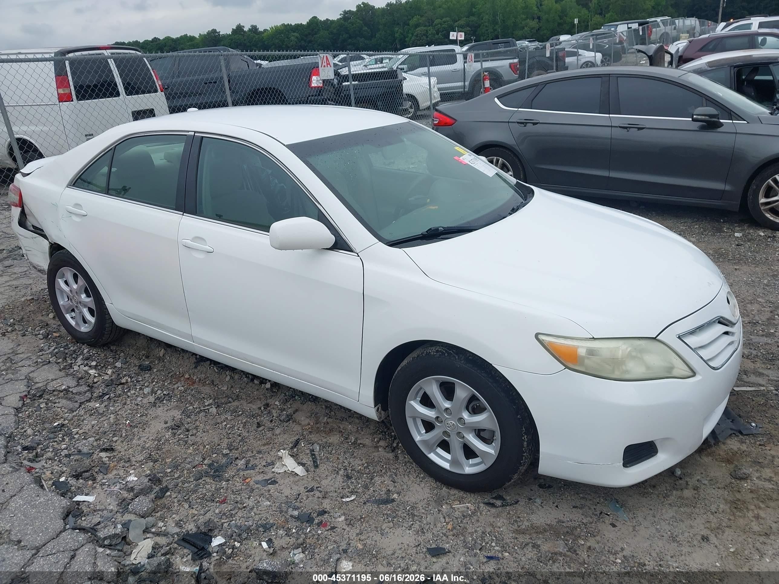2011 Toyota Camry Le Белый vin: 4T1BF3EK1BU656377