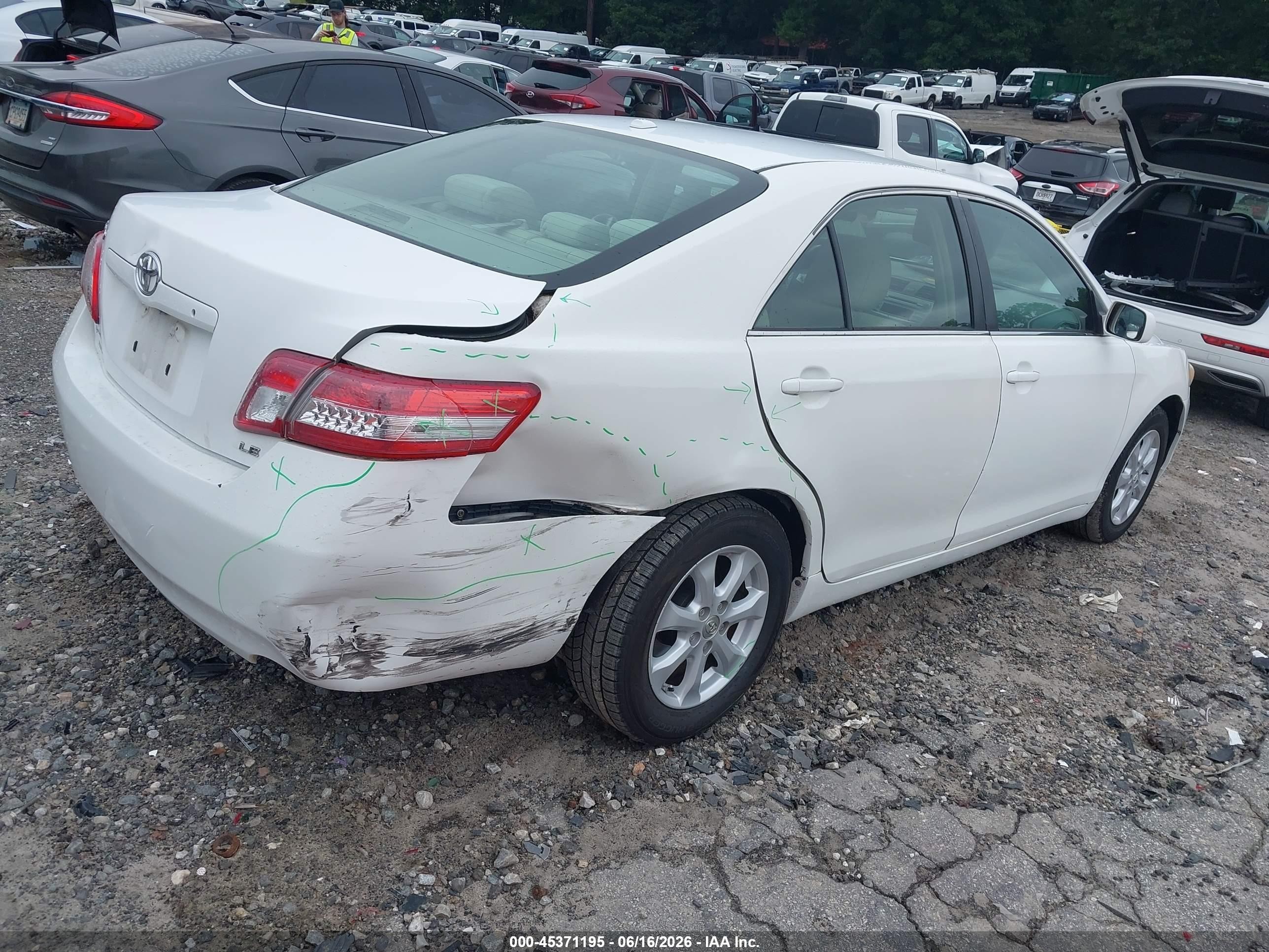 2011 Toyota Camry Le Белый vin: 4T1BF3EK1BU656377