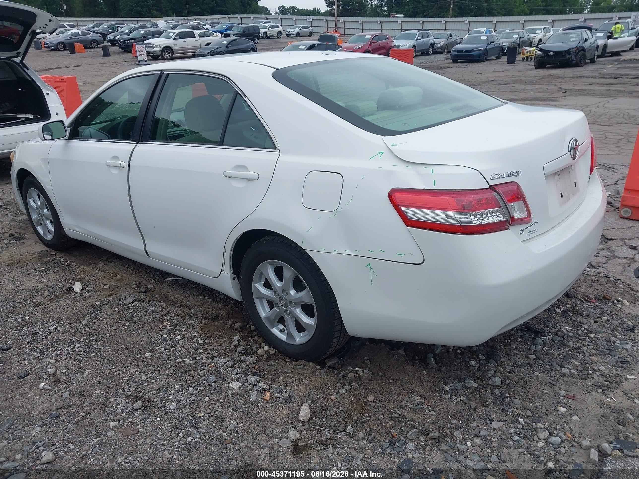 2011 Toyota Camry Le Белый vin: 4T1BF3EK1BU656377
