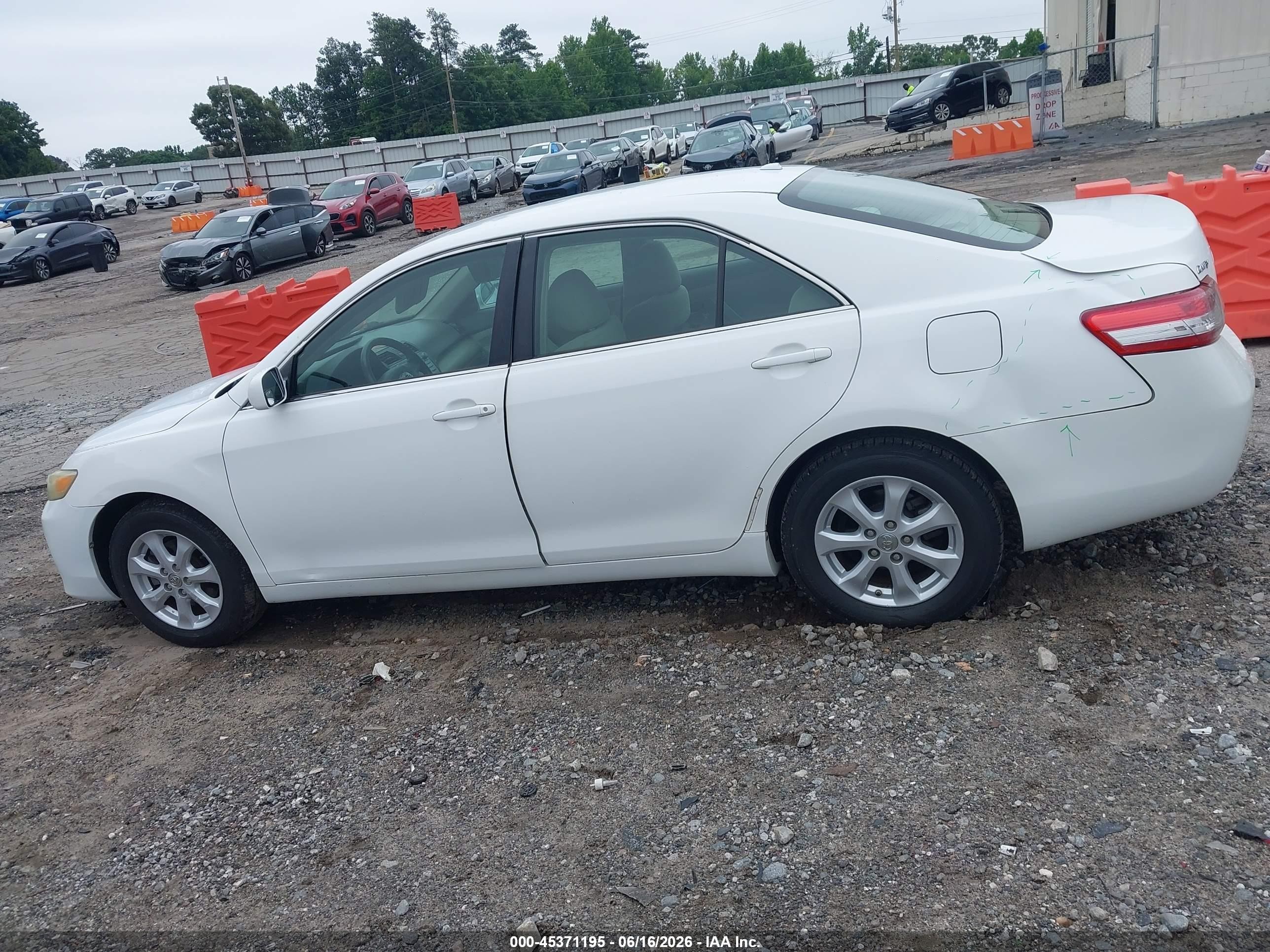 2011 Toyota Camry Le Белый vin: 4T1BF3EK1BU656377