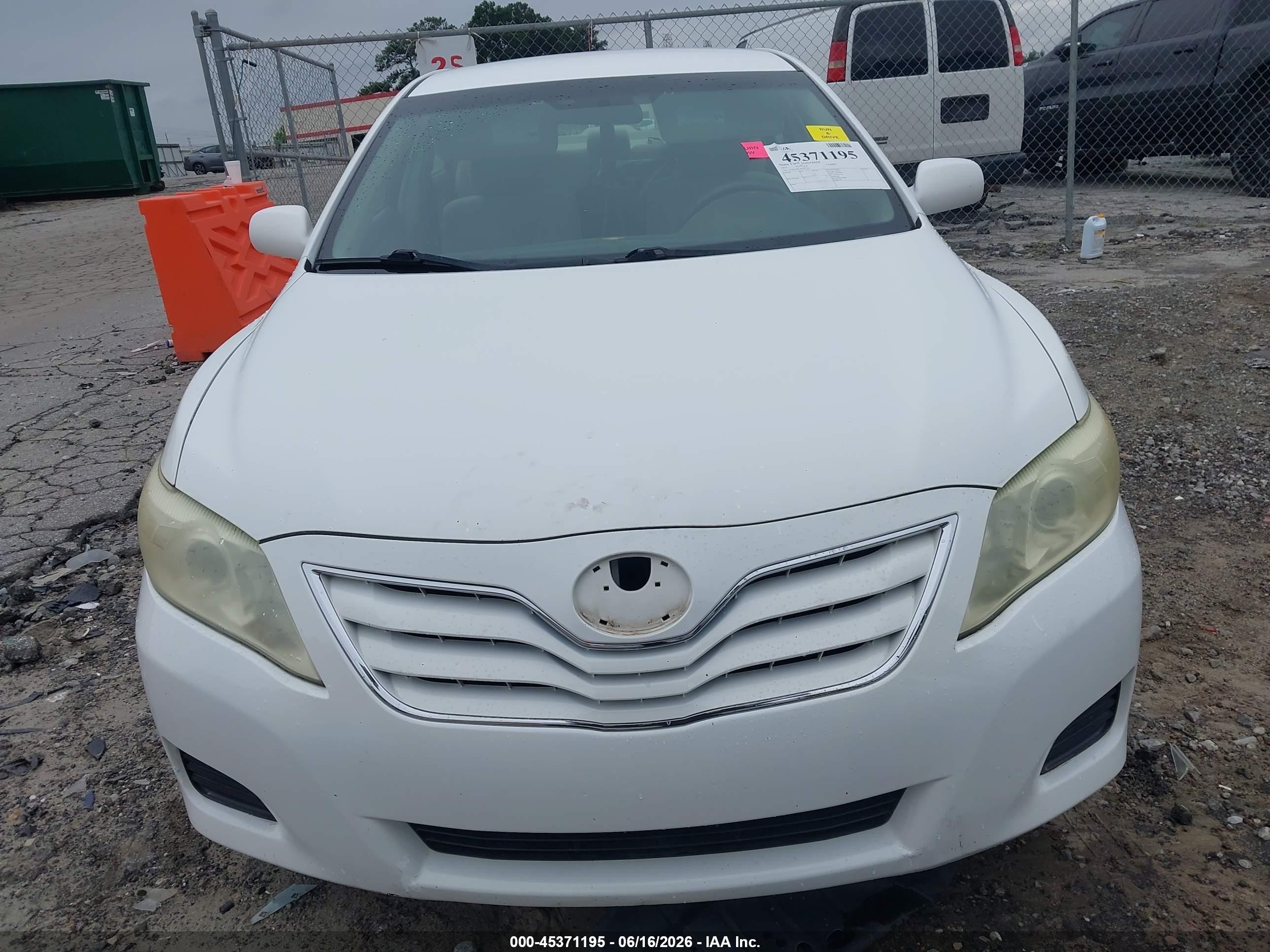 2011 Toyota Camry Le Белый vin: 4T1BF3EK1BU656377
