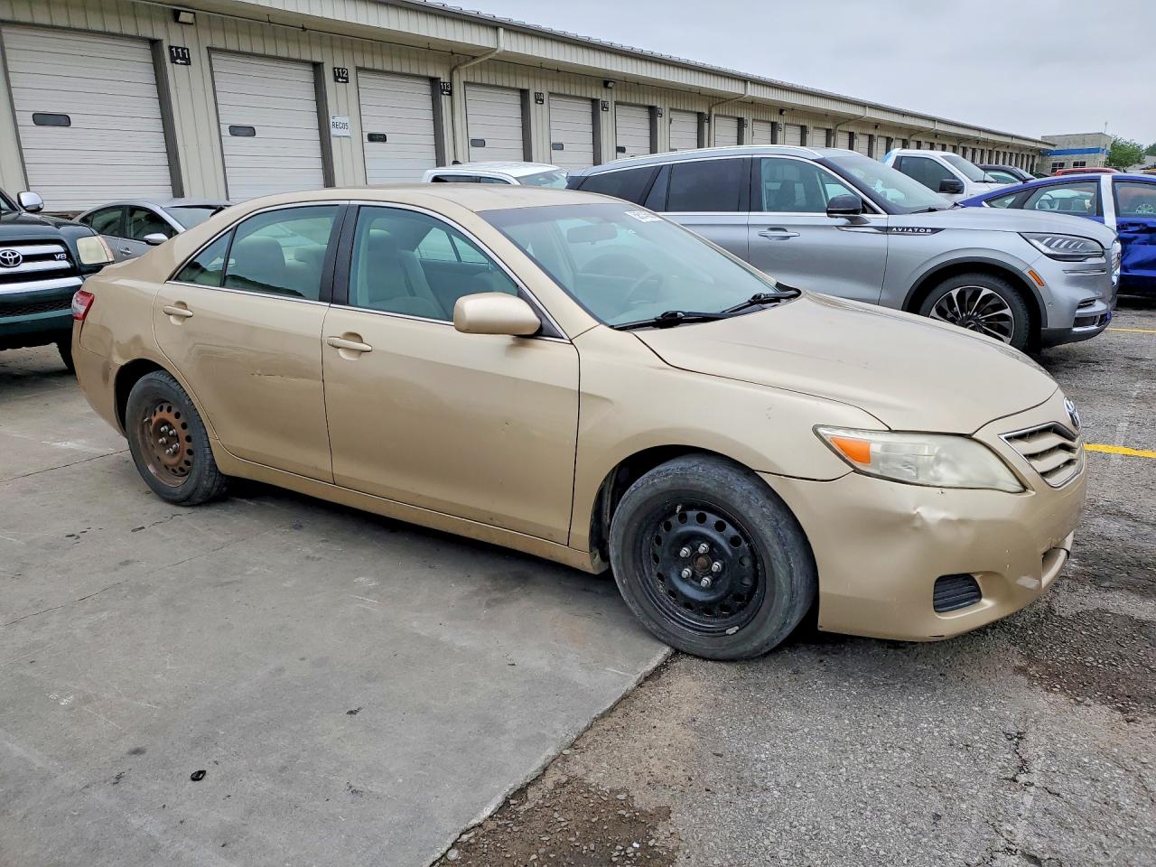 2011 Toyota Camry Le Gold vin: 4T1BF3EK1BU665340