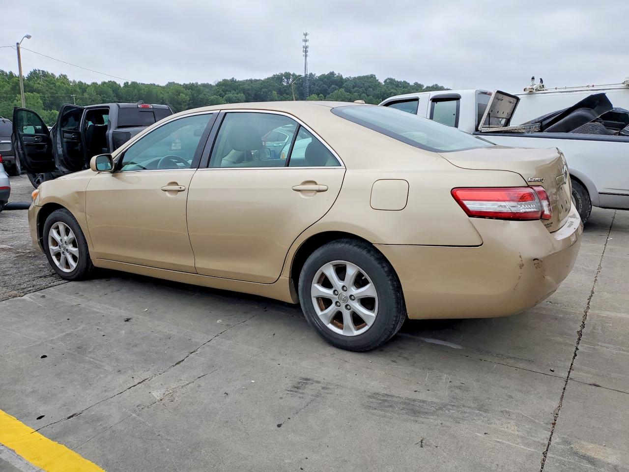 2011 Toyota Camry Le Gold vin: 4T1BF3EK1BU665340