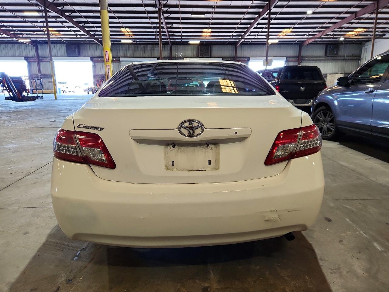 2011 Toyota Camry Base White vin: 4T1BF3EK1BU667640