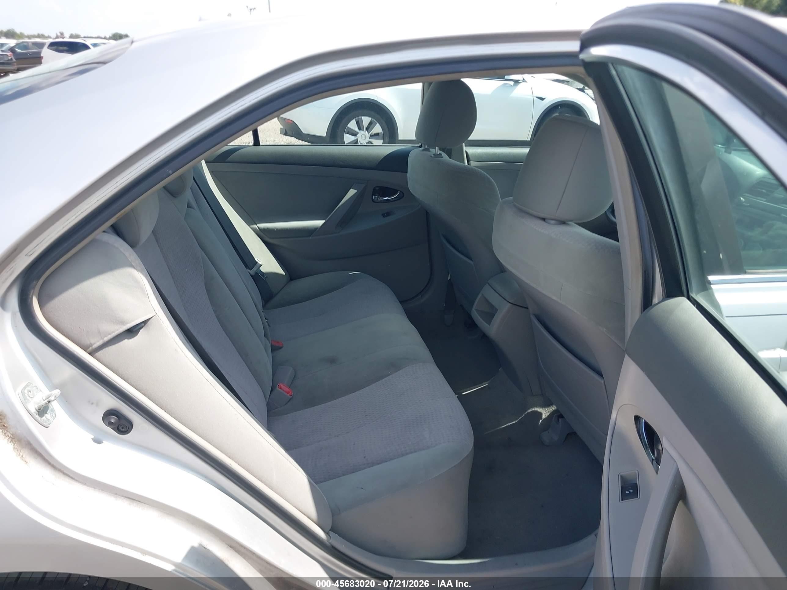 2011 Toyota Camry Le Silver vin: 4T1BF3EK1BU730025
