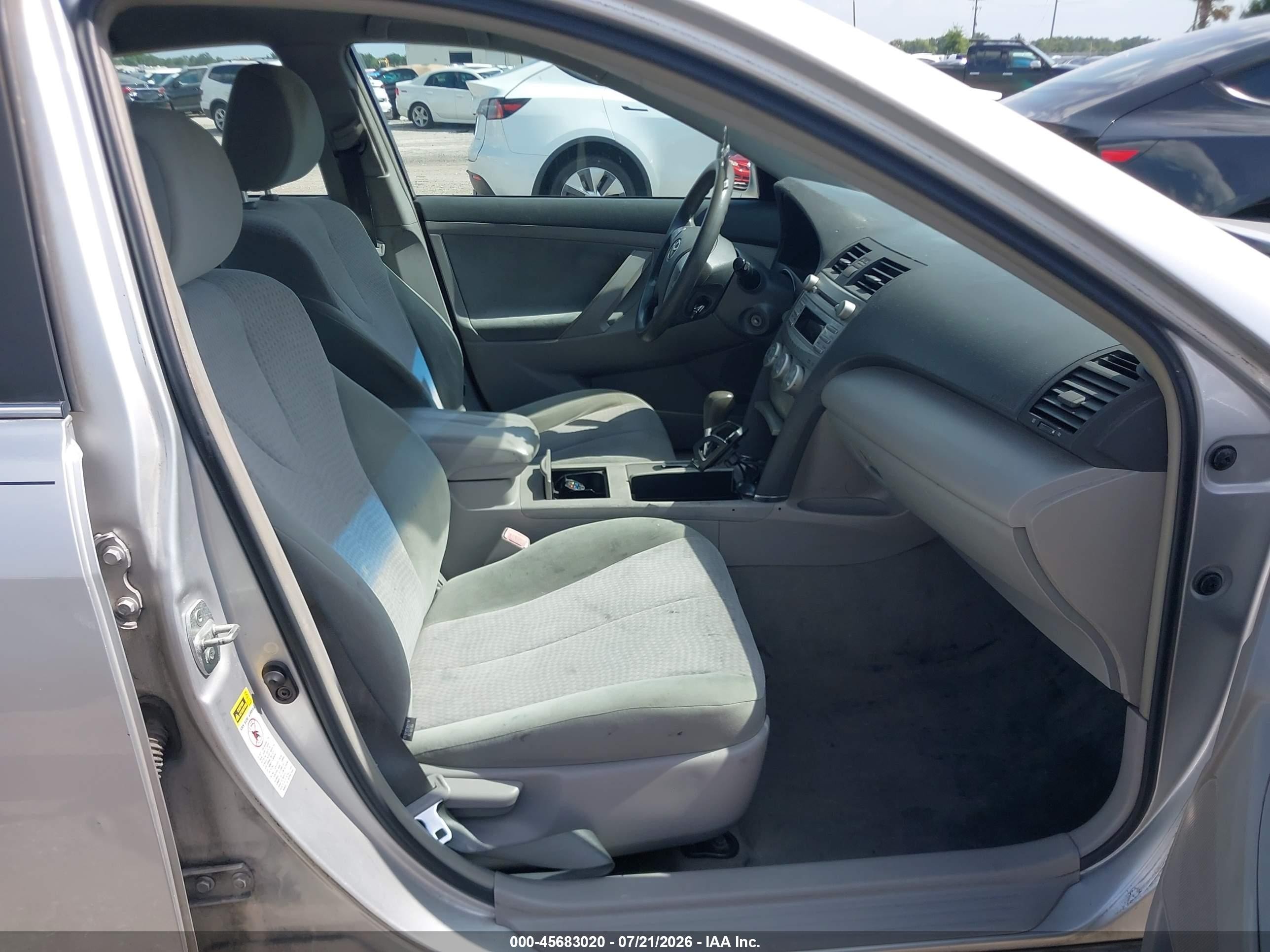 2011 Toyota Camry Le Silver vin: 4T1BF3EK1BU730025