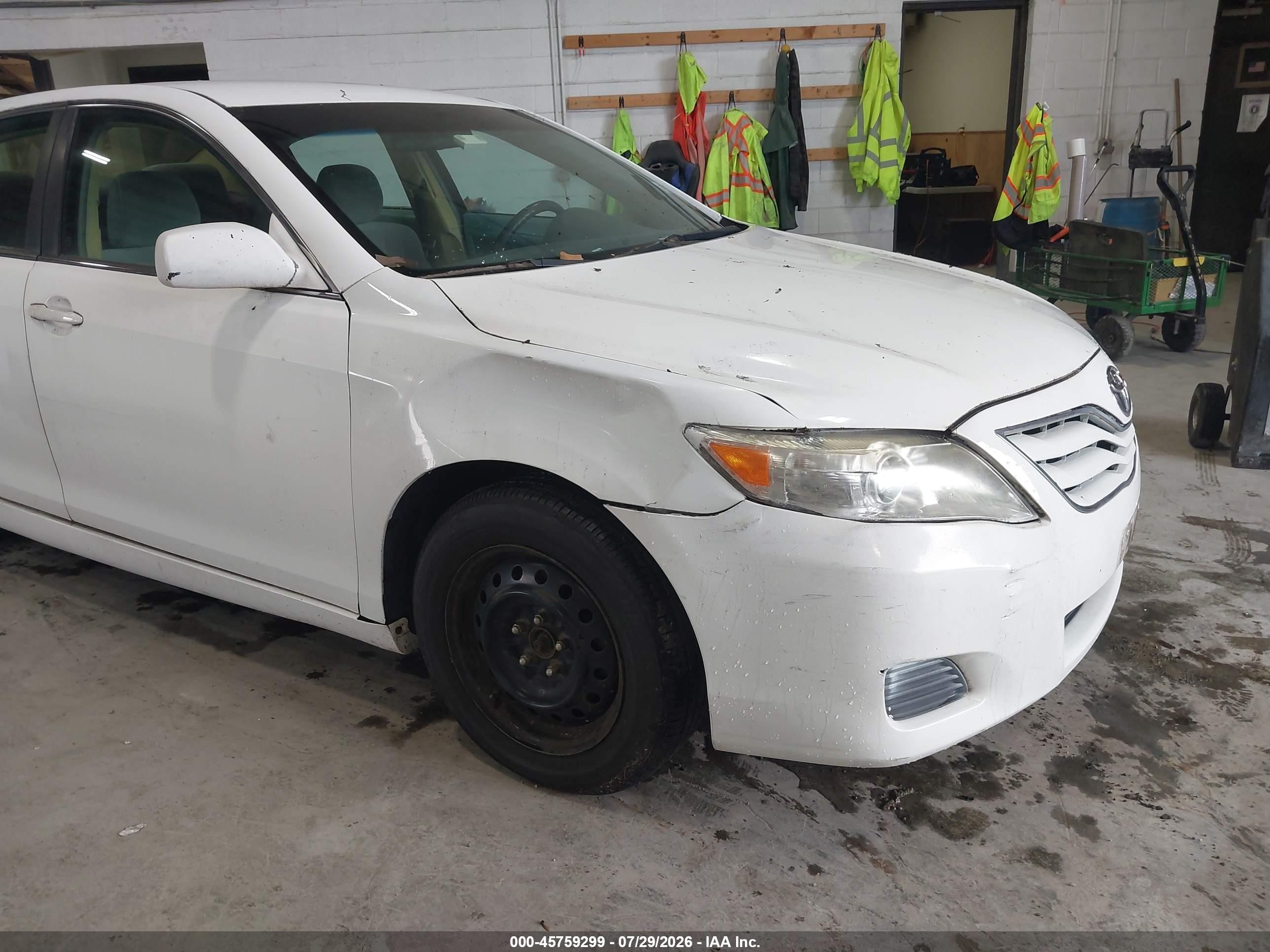 2011 Toyota Camry Le White vin: 4T1BF3EK1BU740635