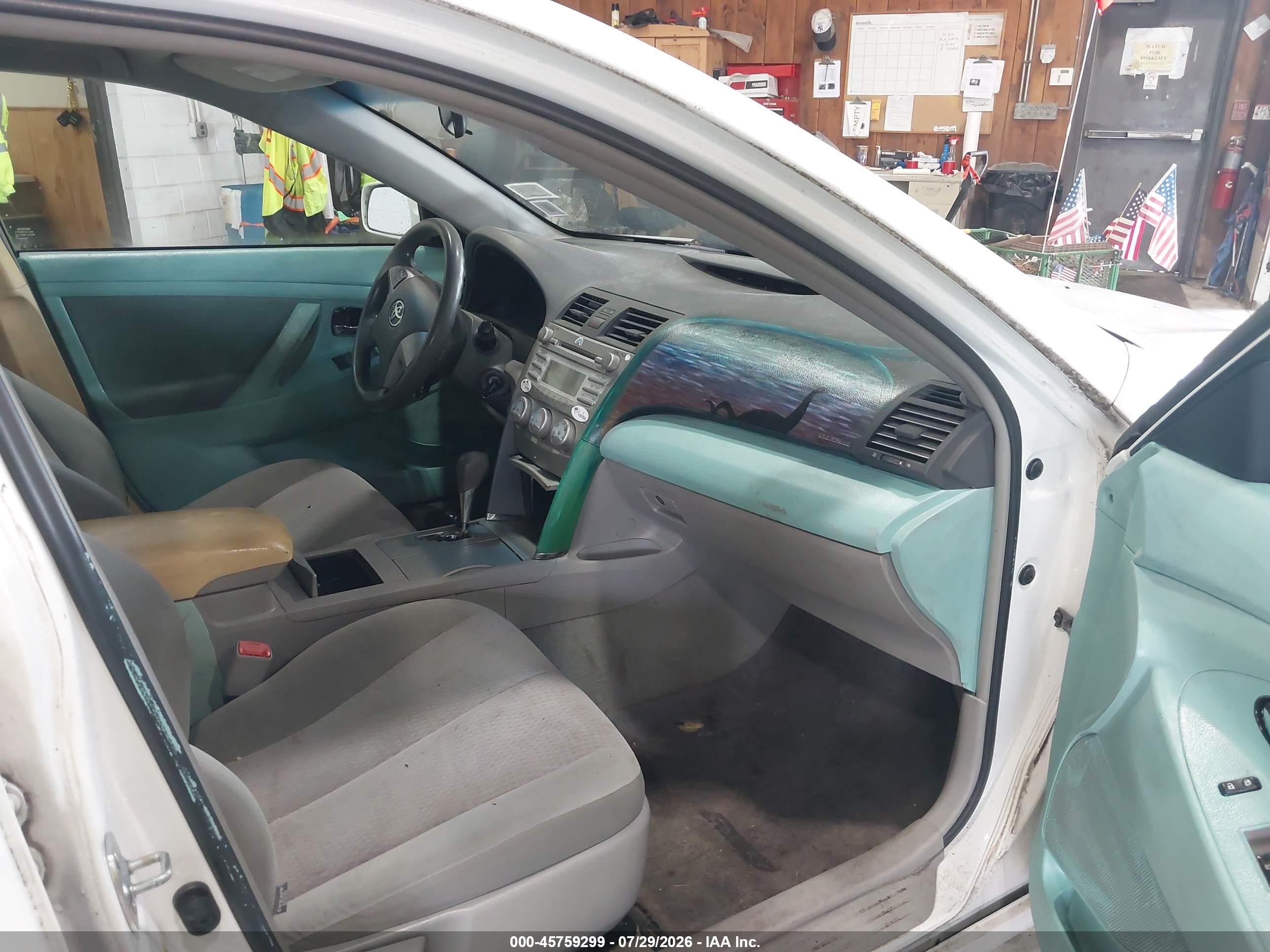 2011 Toyota Camry Le White vin: 4T1BF3EK1BU740635