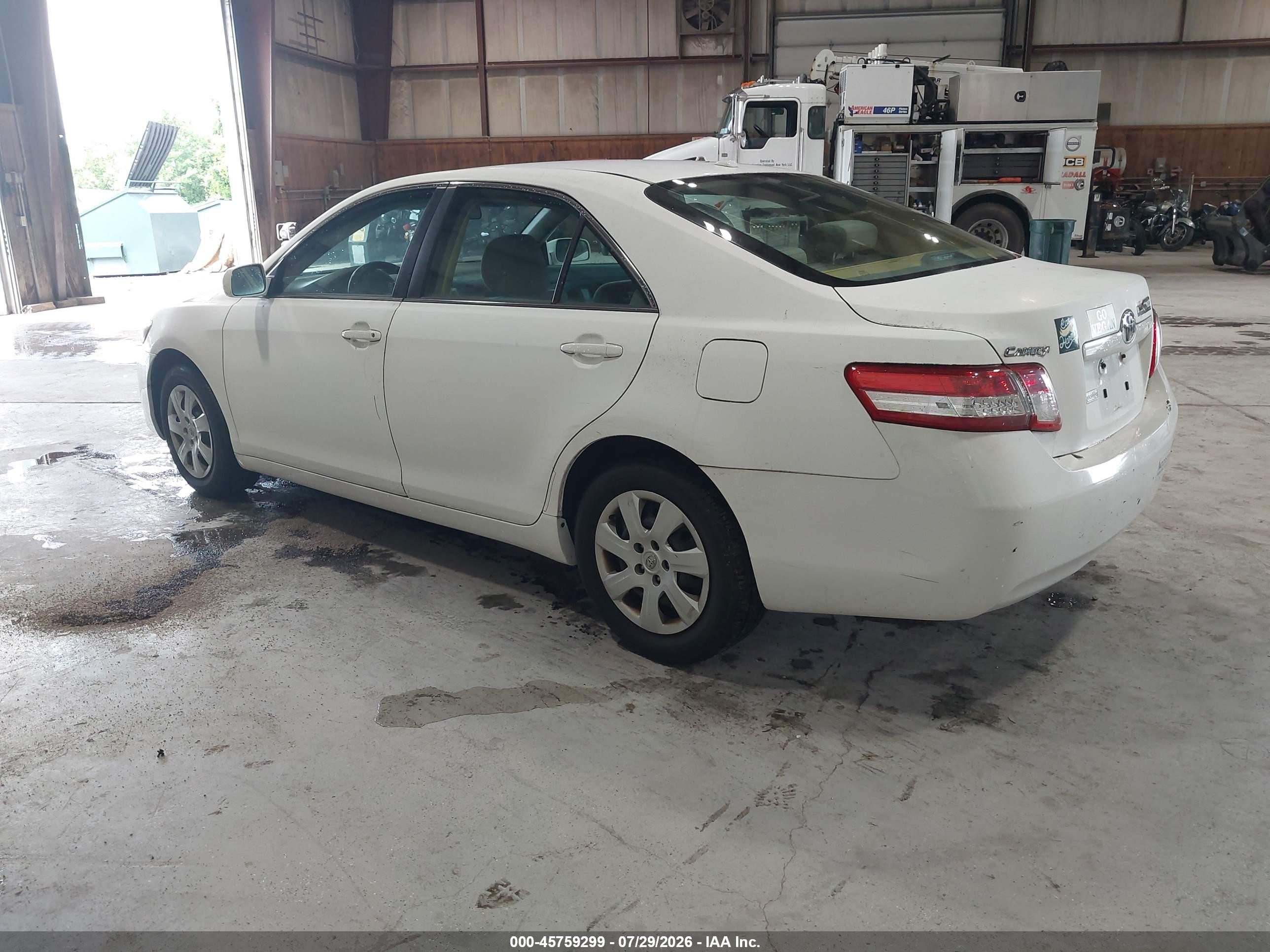 2011 Toyota Camry Le White vin: 4T1BF3EK1BU740635