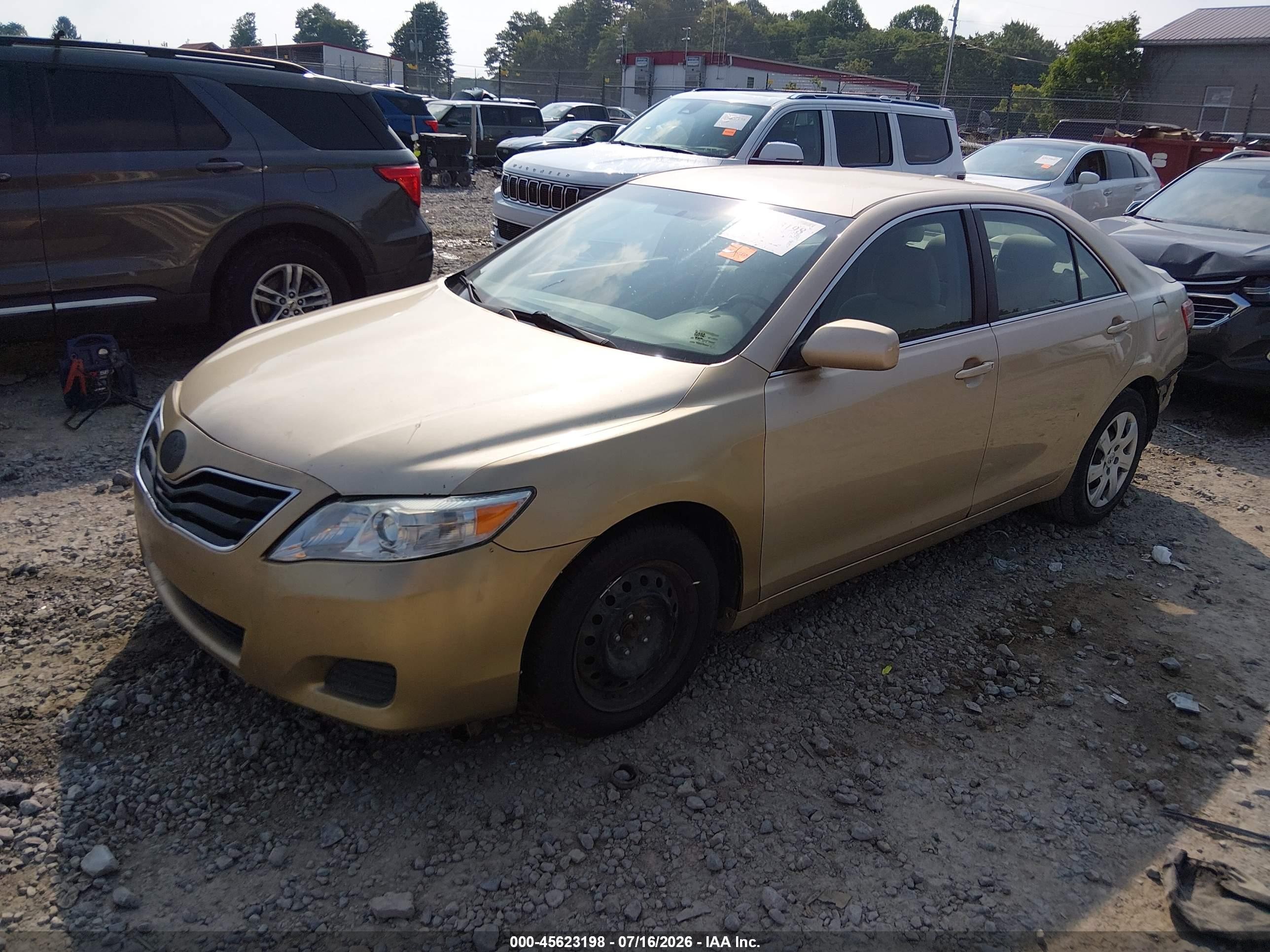 2011 Toyota Camry Le Gold vin: 4T1BF3EK1BU756186