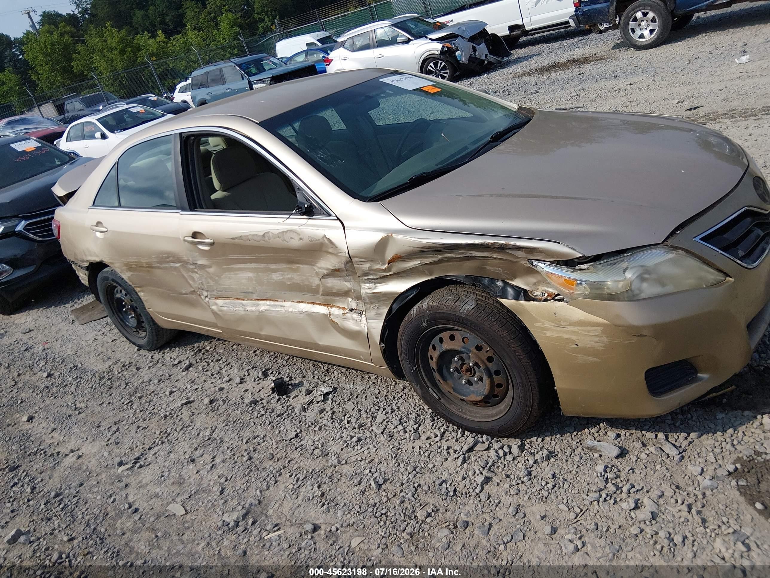 2011 Toyota Camry Le Gold vin: 4T1BF3EK1BU756186
