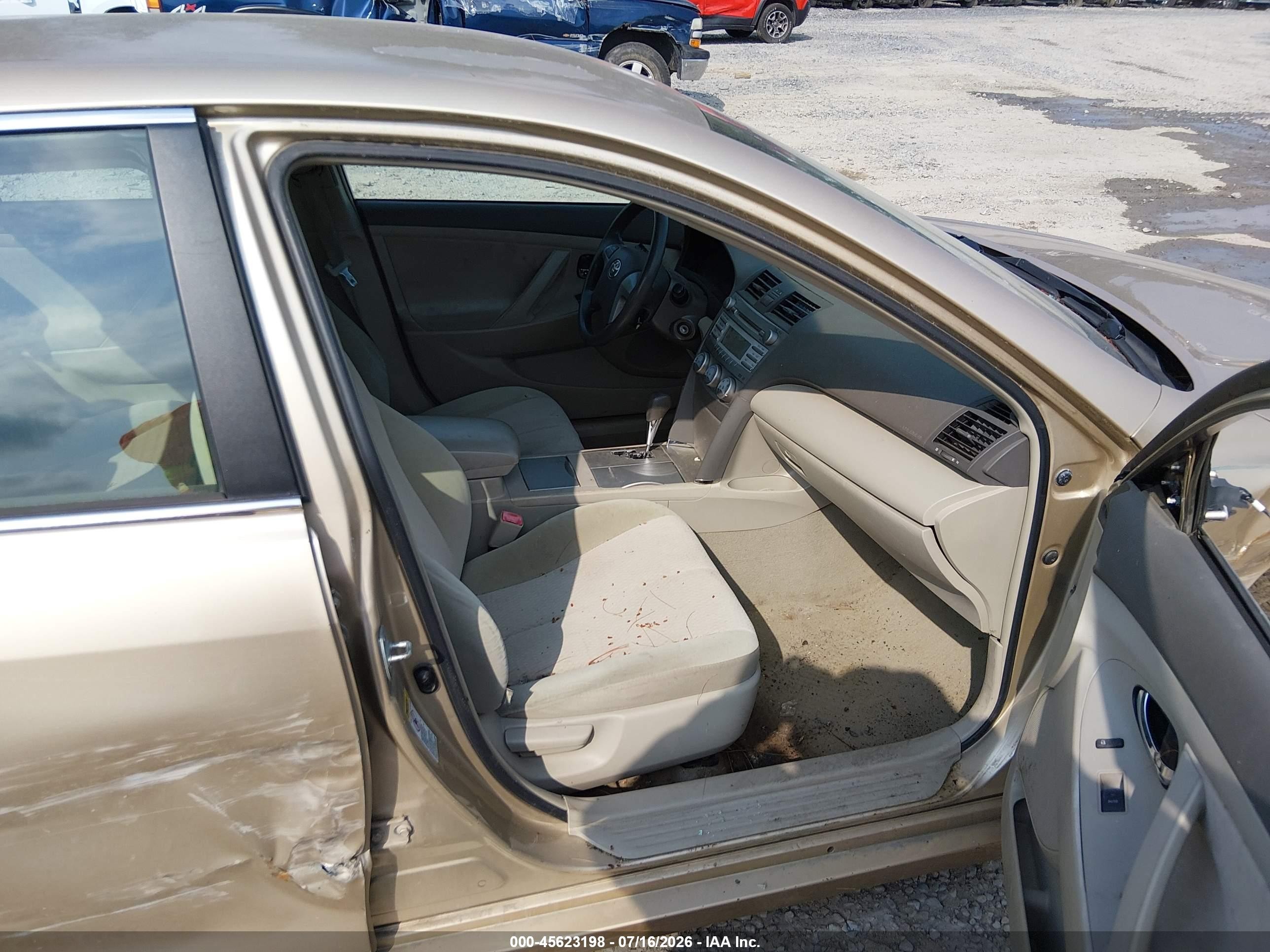 2011 Toyota Camry Le Gold vin: 4T1BF3EK1BU756186