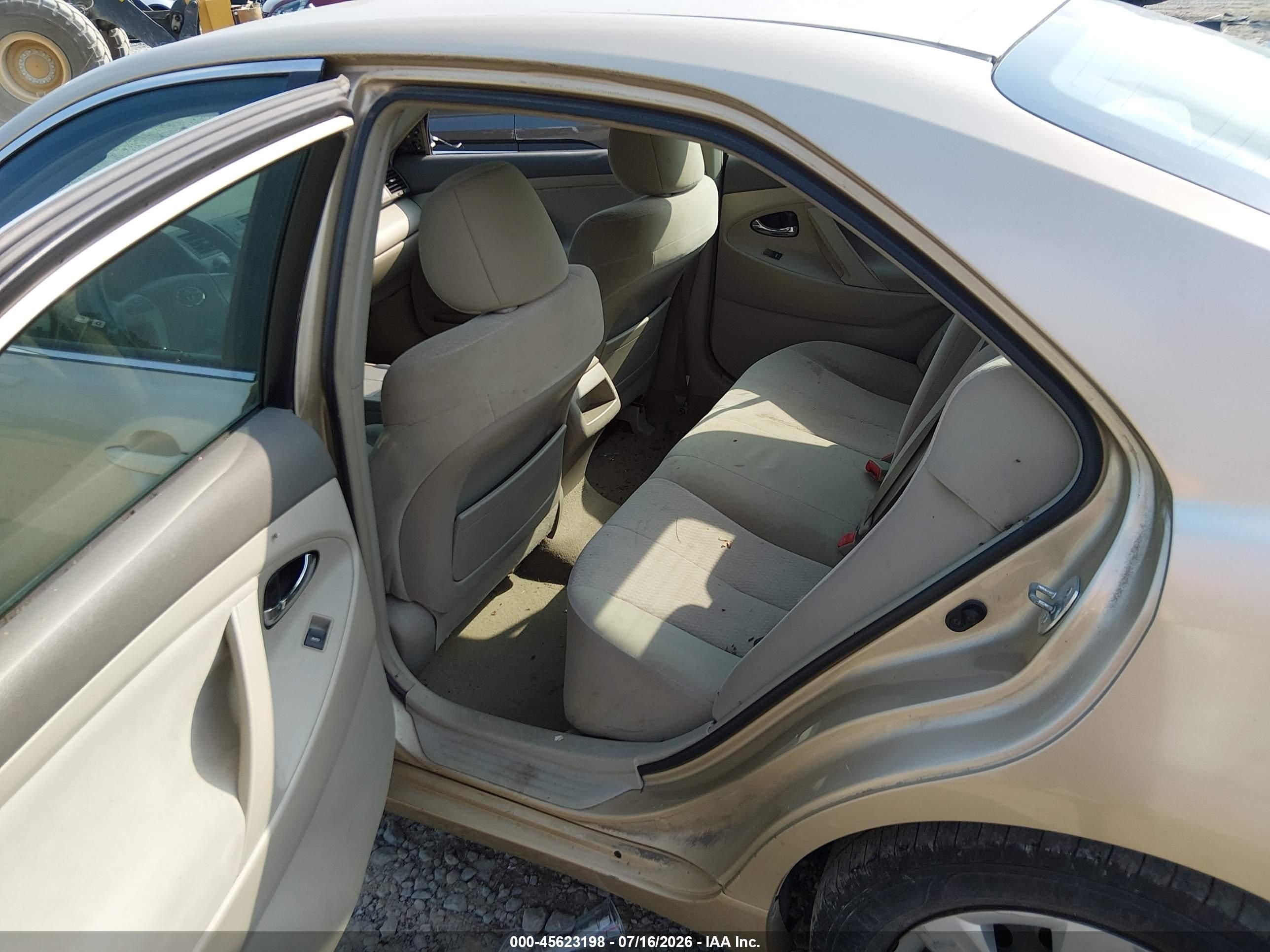 2011 Toyota Camry Le Gold vin: 4T1BF3EK1BU756186