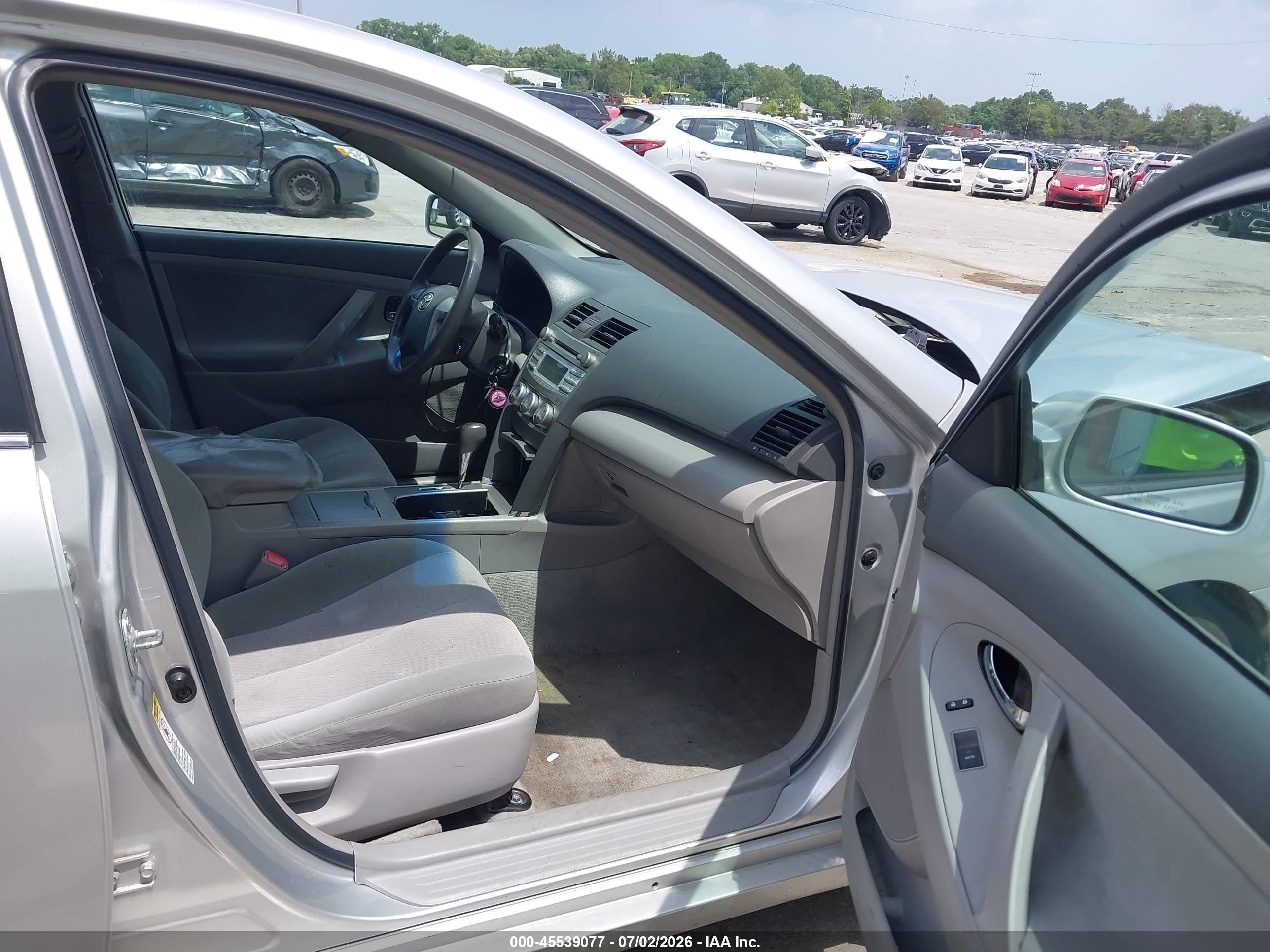 2010 Toyota Camry Le Silver vin: 4T1BF3EK2AU065229