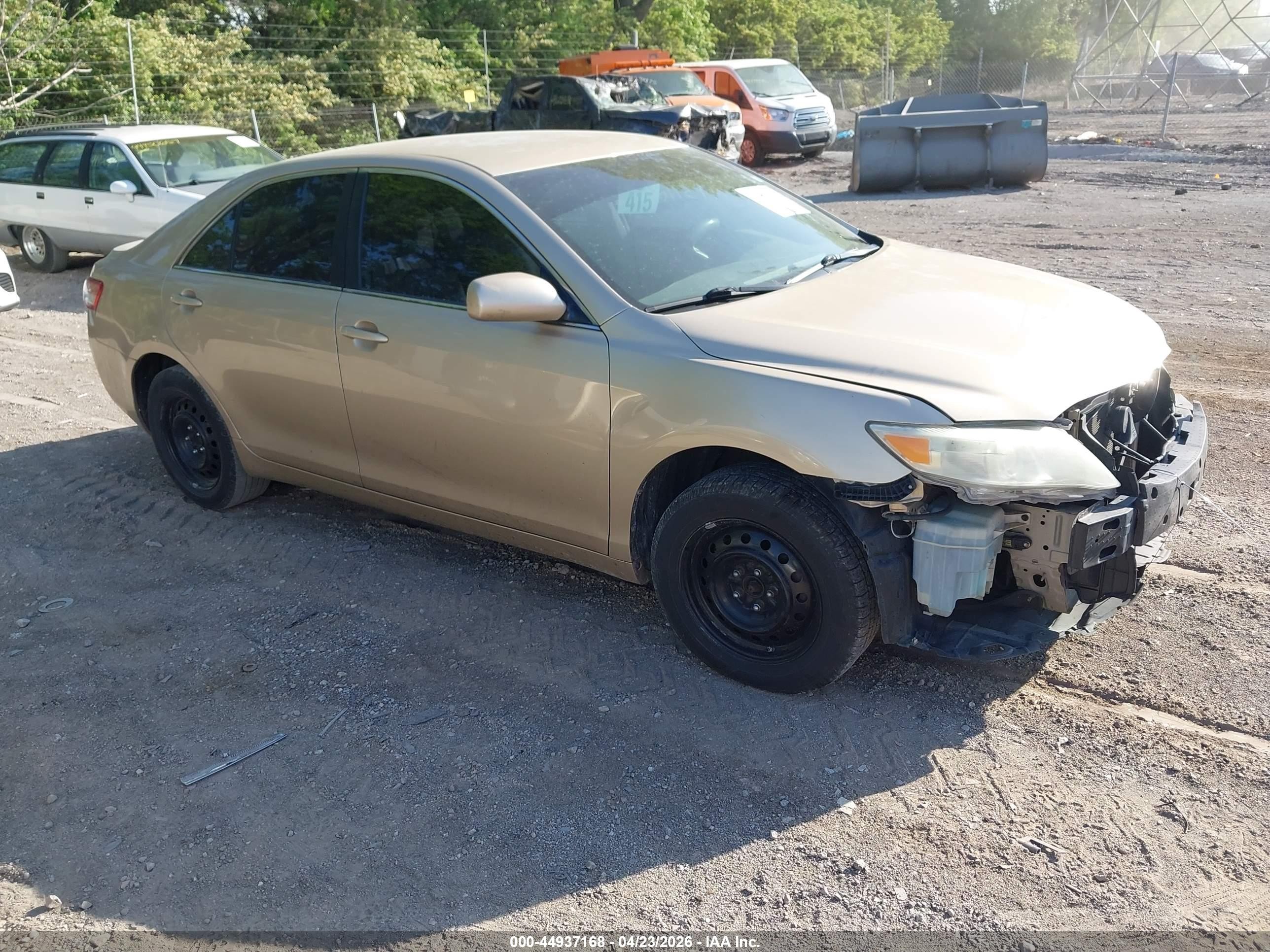 2010 Toyota Camry Le Gold vin: 4T1BF3EK2AU074982