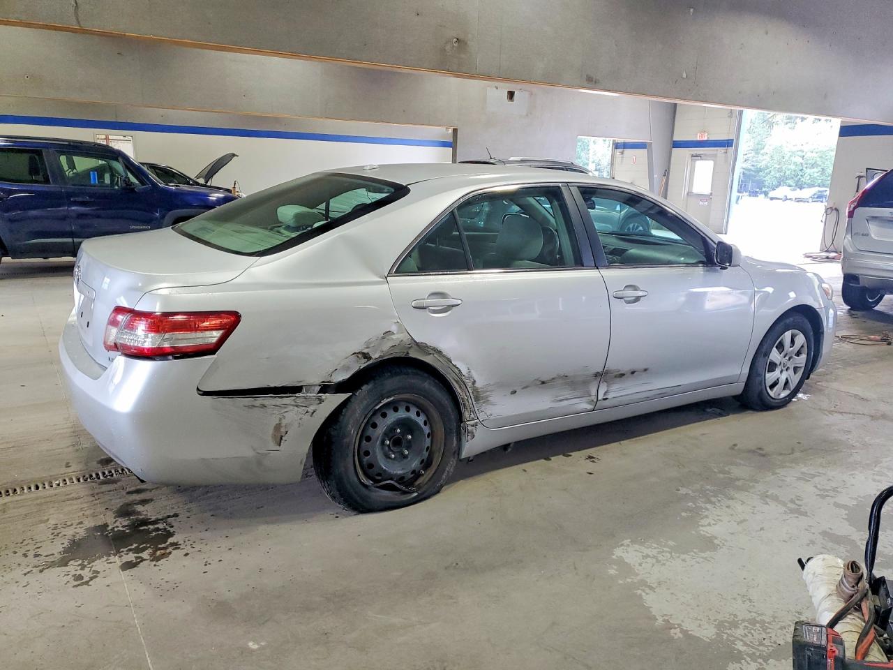 2010 Toyota Camry Le Silver vin: 4T1BF3EK2AU091667