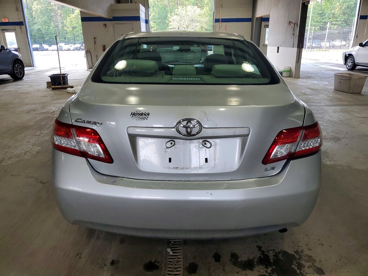 2010 Toyota Camry Le Silver vin: 4T1BF3EK2AU091667