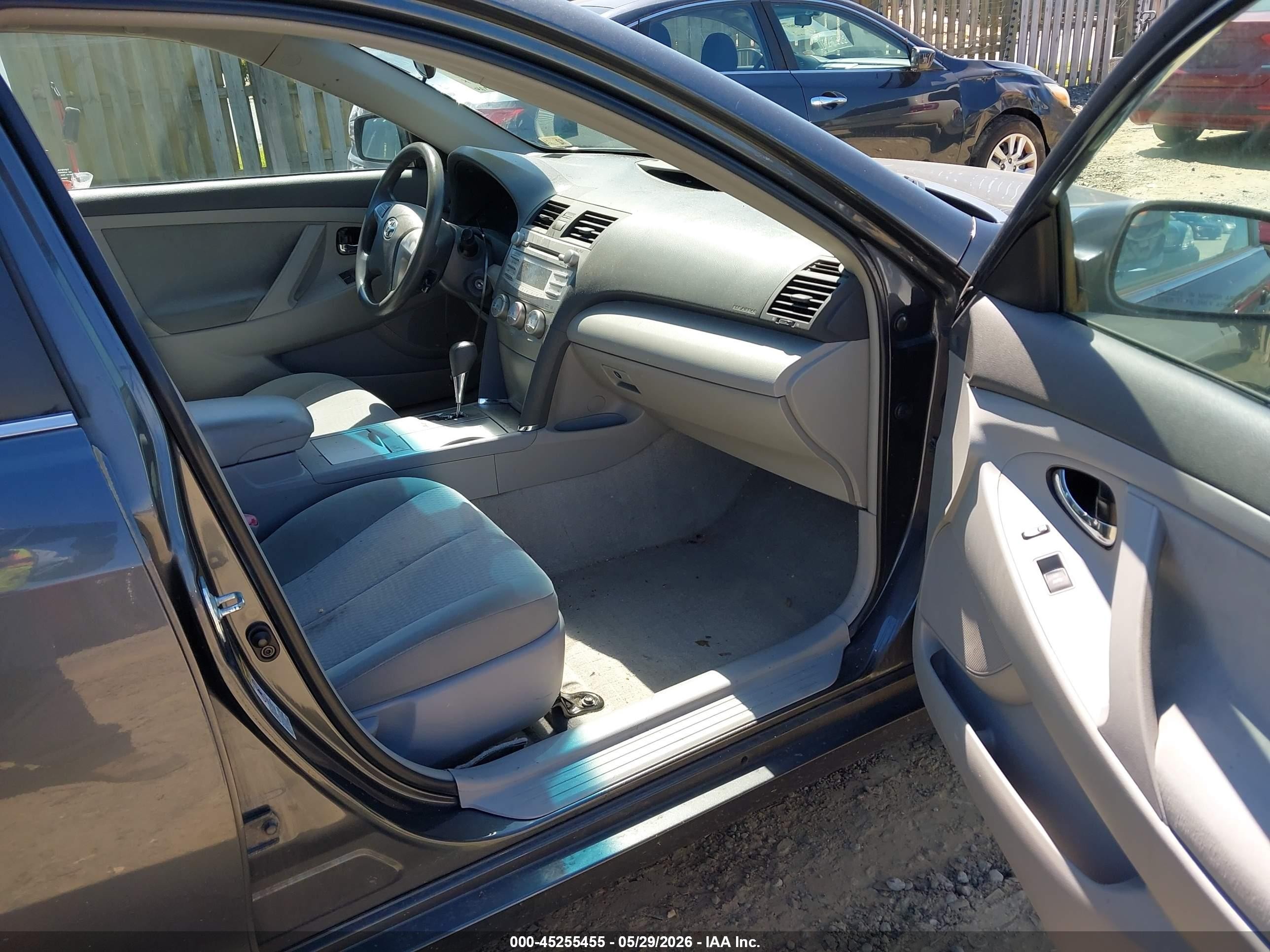 2010 Toyota Camry Le Gray vin: 4T1BF3EK2AU095427