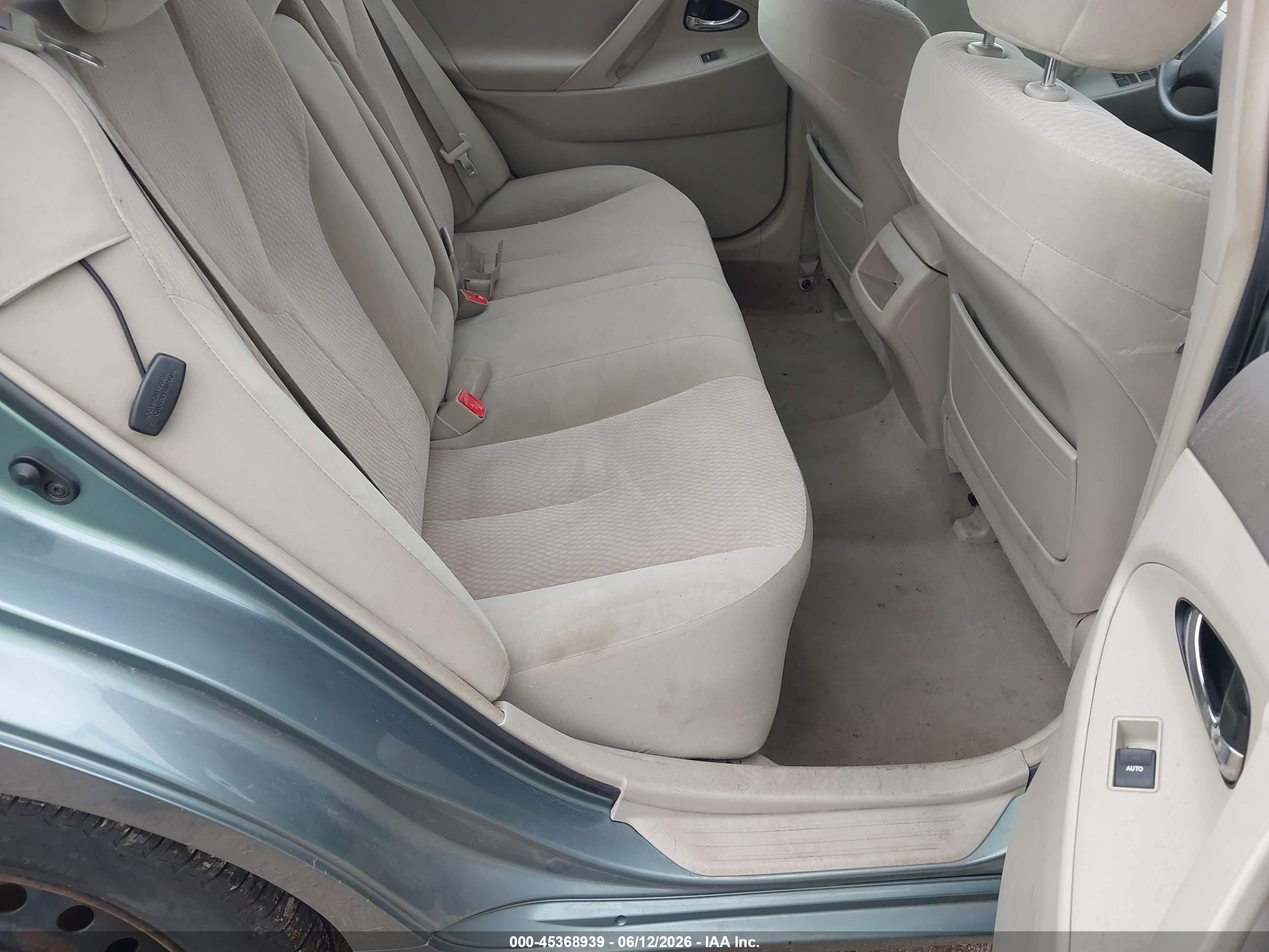 2010 Toyota Camry Le Green vin: 4T1BF3EK2AU513680