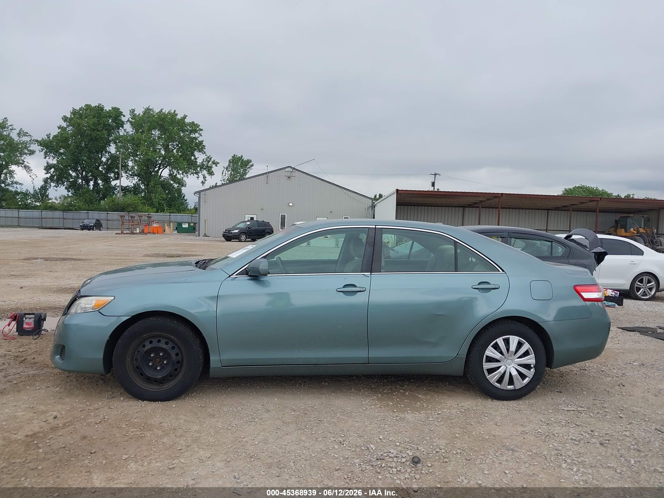 2010 Toyota Camry Le Green vin: 4T1BF3EK2AU513680