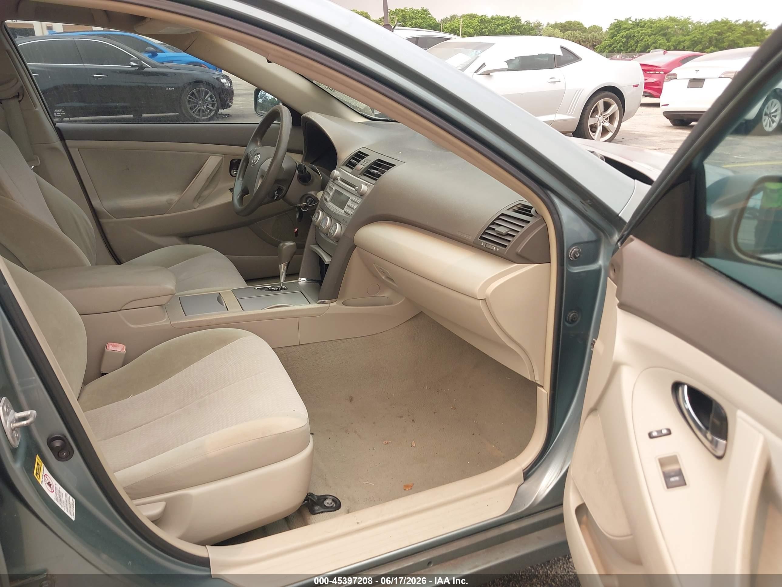 2010 Toyota Camry Le Green vin: 4T1BF3EK2AU525537