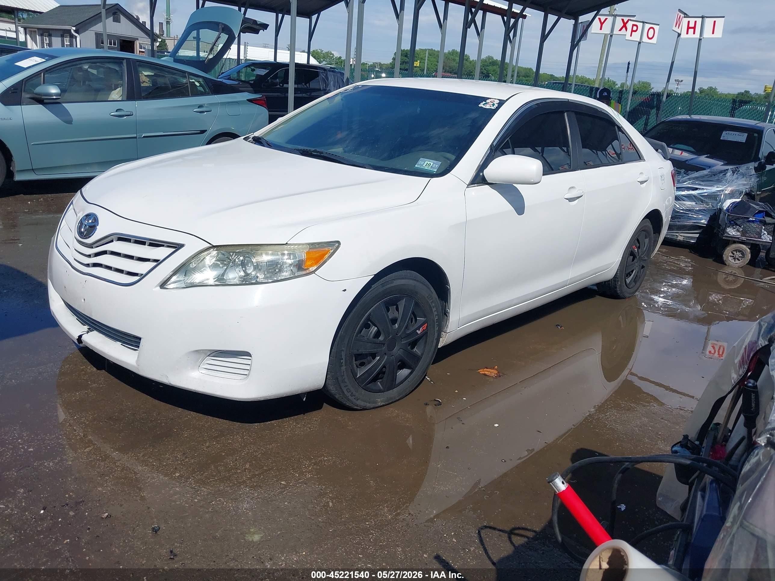 2010 Toyota Camry Le White vin: 4T1BF3EK2AU556982