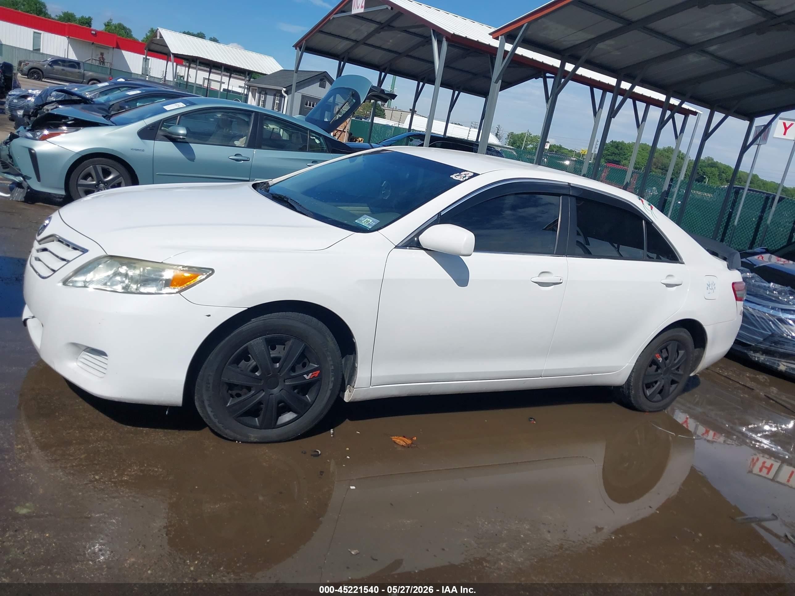 2010 Toyota Camry Le White vin: 4T1BF3EK2AU556982