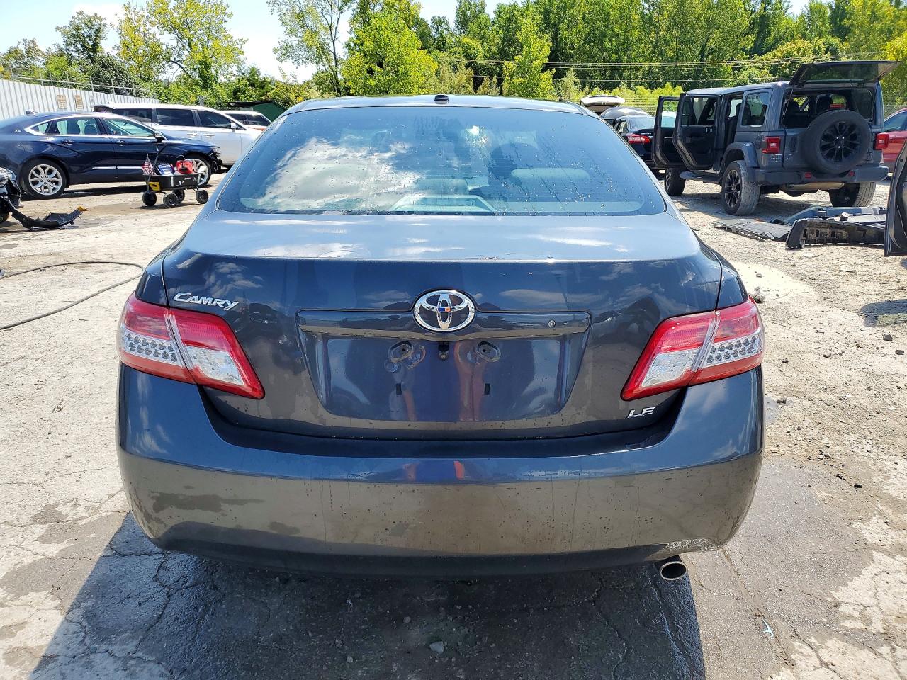 2011 Toyota Camry Le Gray vin: 4T1BF3EK2BU137306