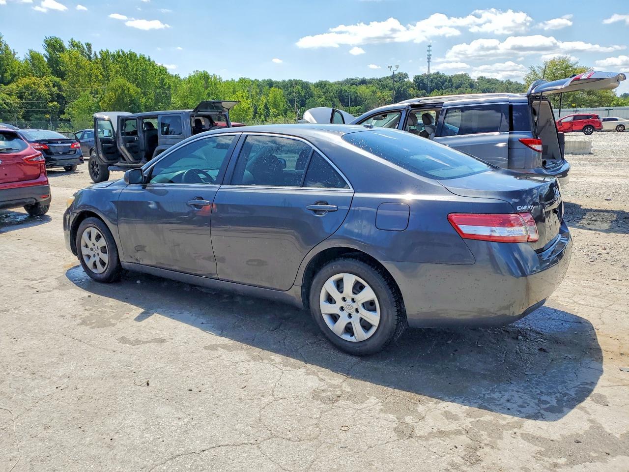 2011 Toyota Camry Le Gray vin: 4T1BF3EK2BU137306