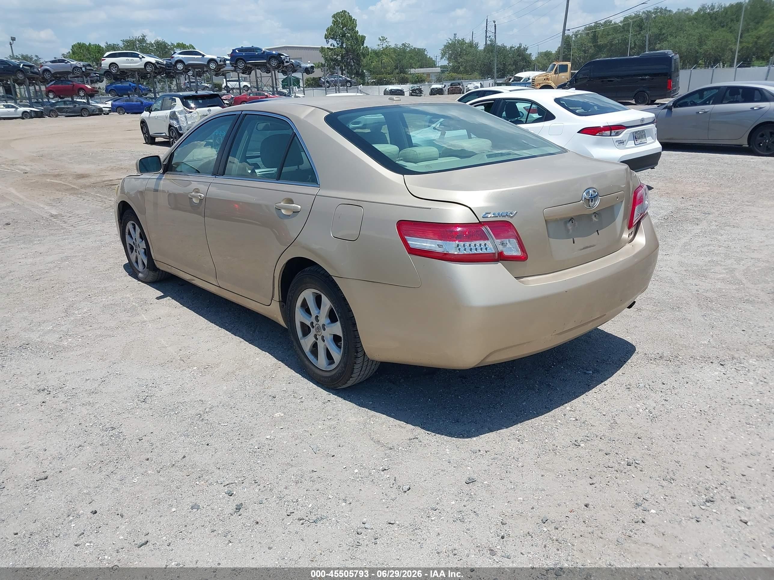 2011 Toyota Camry Le Gold vin: 4T1BF3EK2BU154638