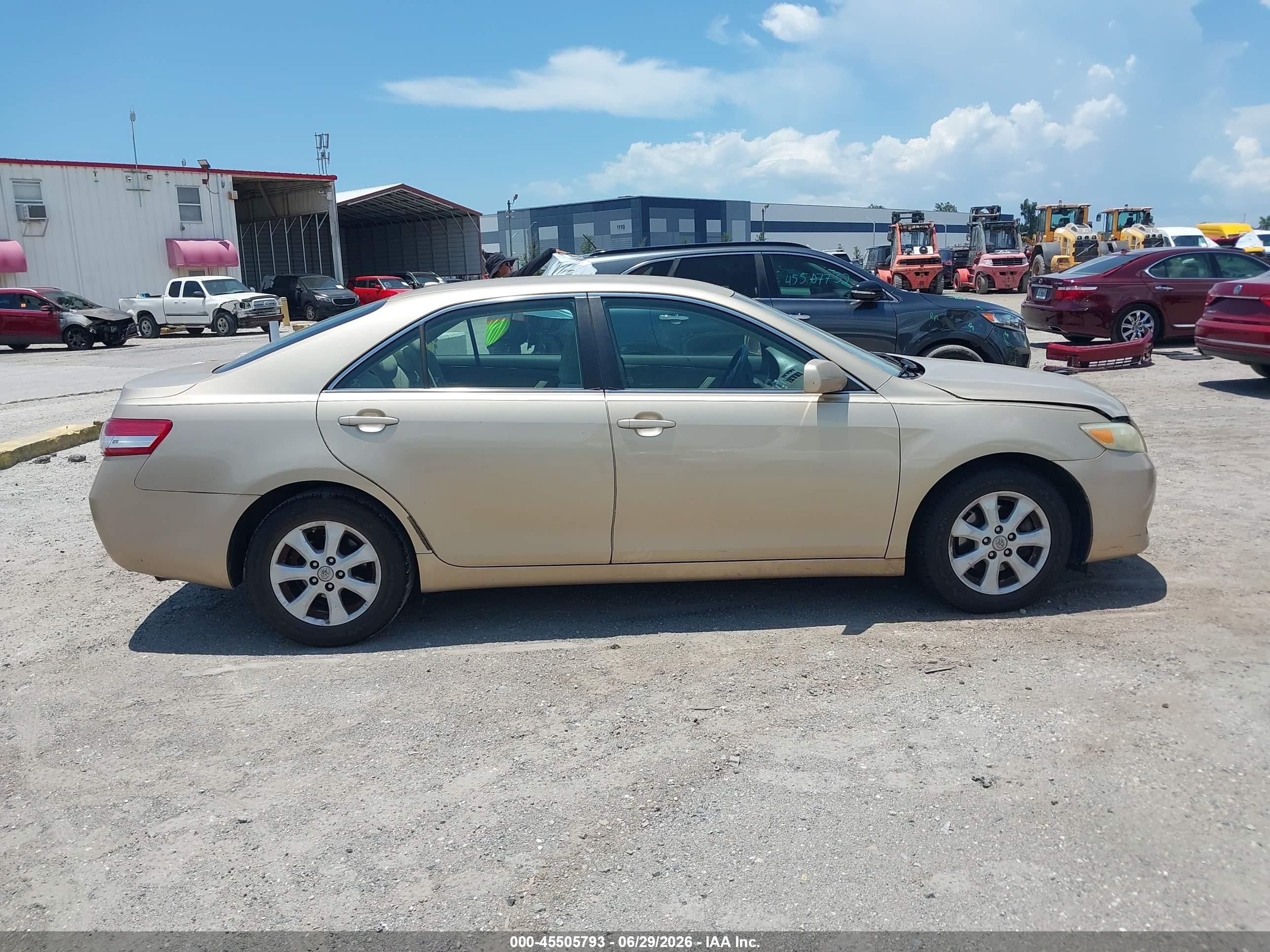 2011 Toyota Camry Le Gold vin: 4T1BF3EK2BU154638