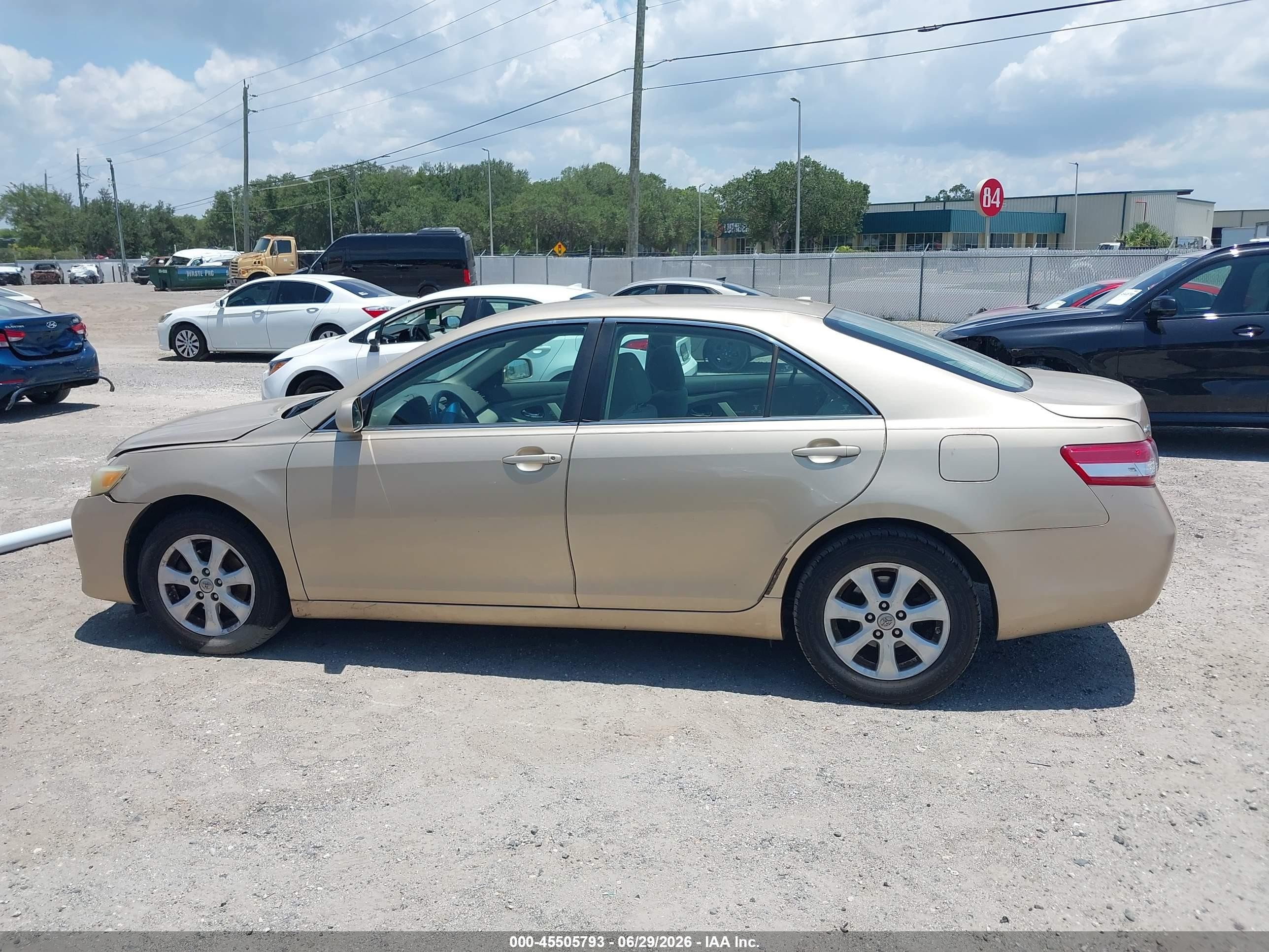 2011 Toyota Camry Le Gold vin: 4T1BF3EK2BU154638
