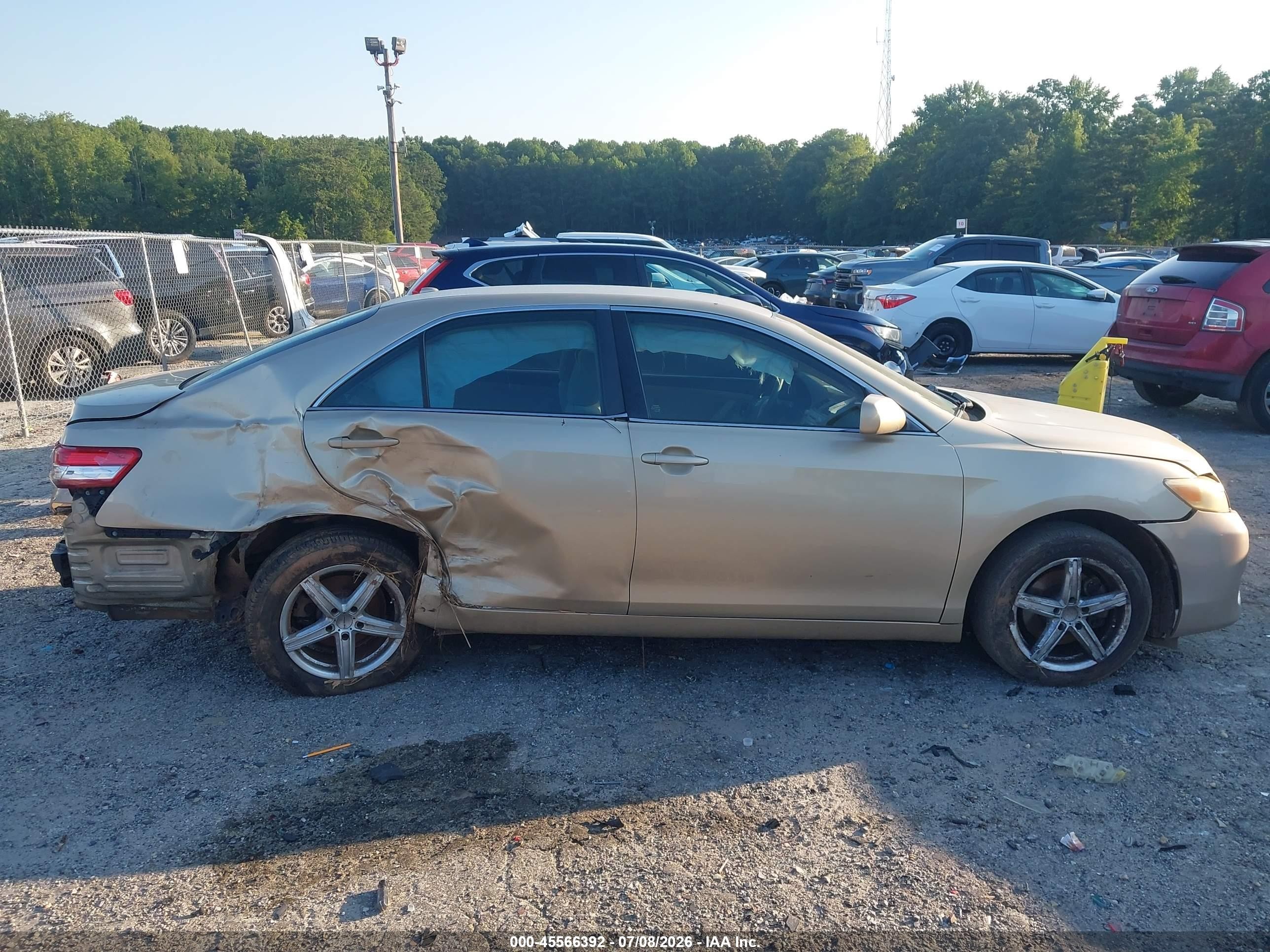 2011 Toyota Camry Le Gold vin: 4T1BF3EK2BU159810