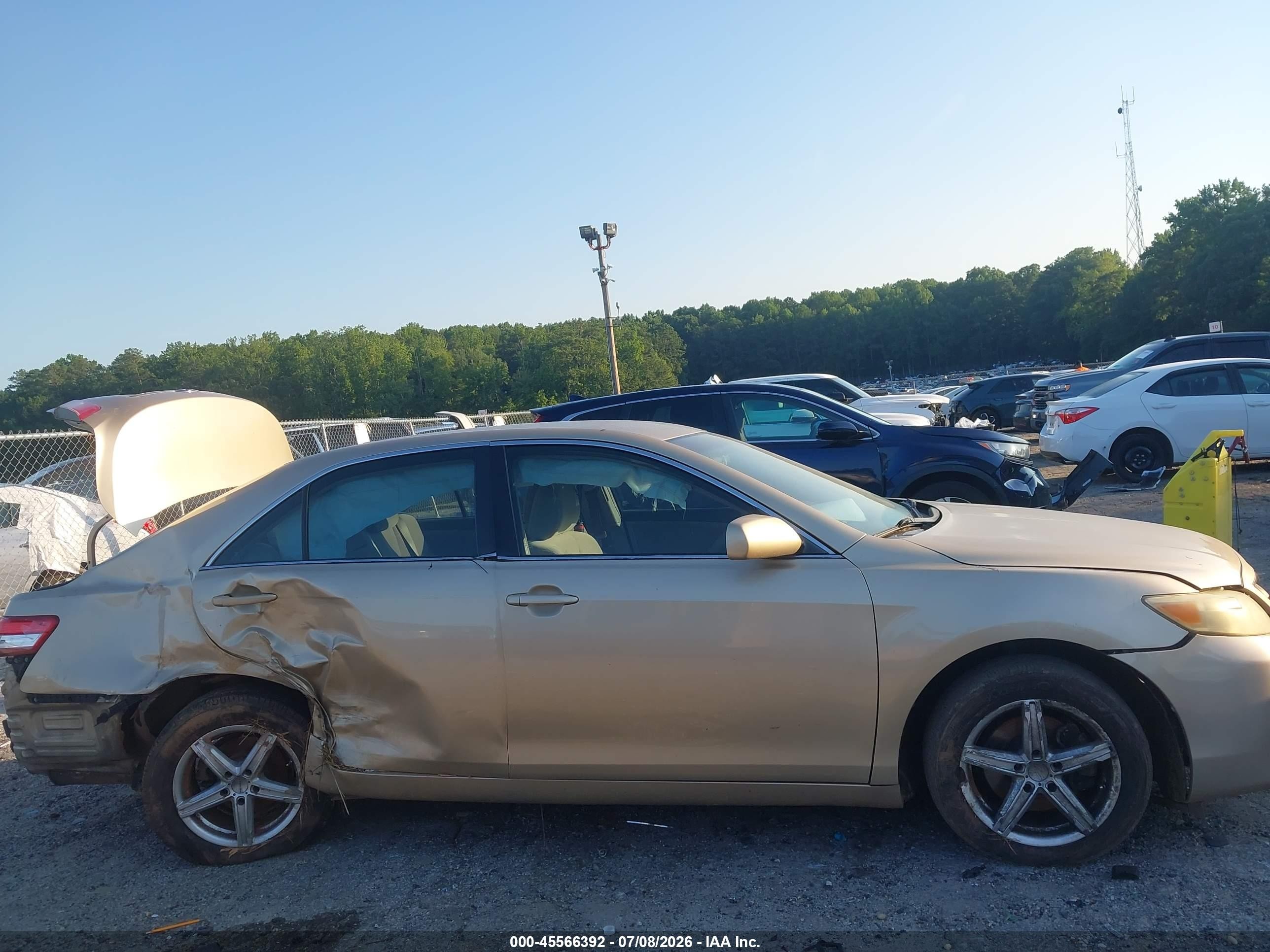 2011 Toyota Camry Le Gold vin: 4T1BF3EK2BU159810