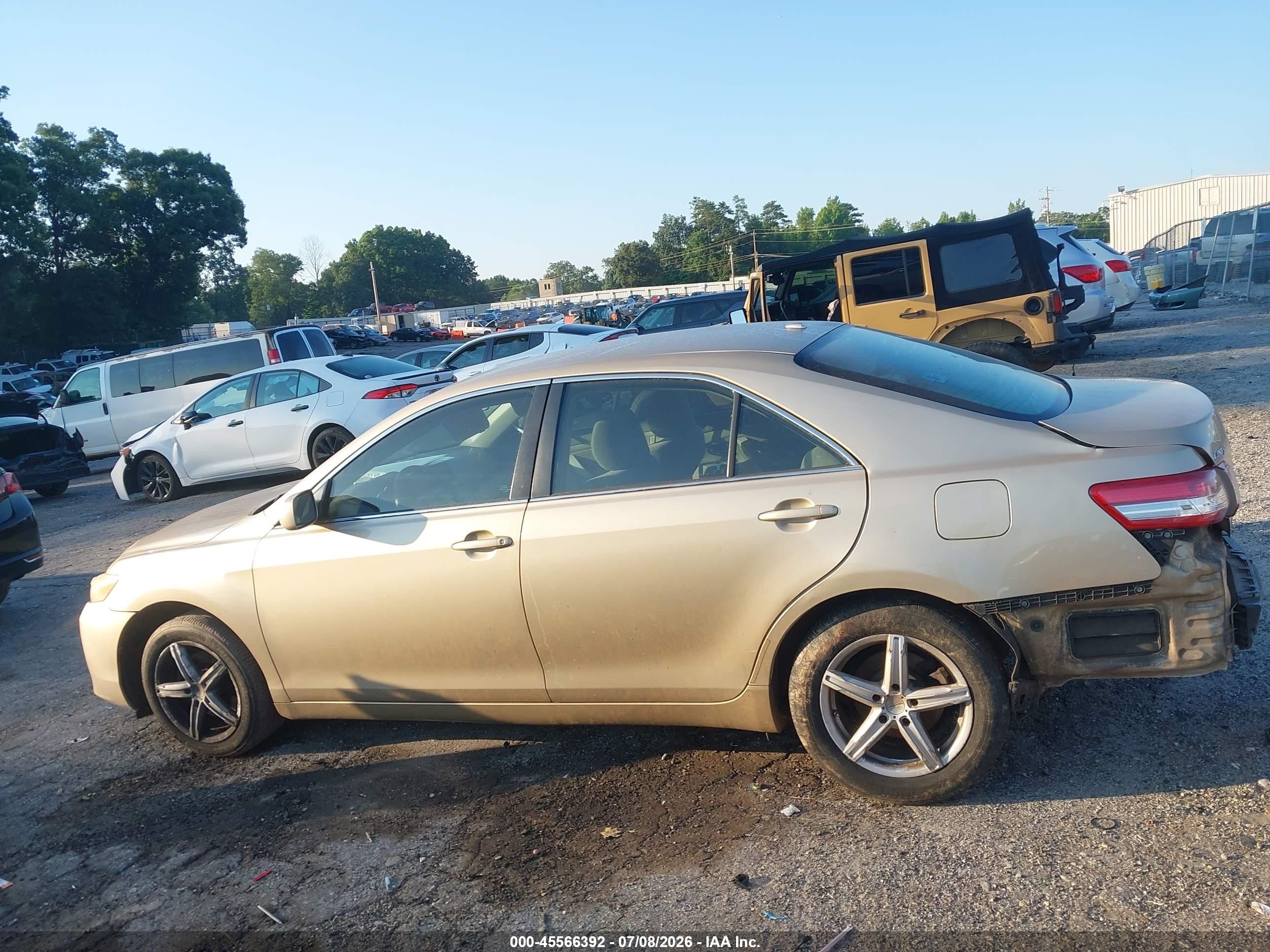 2011 Toyota Camry Le Gold vin: 4T1BF3EK2BU159810