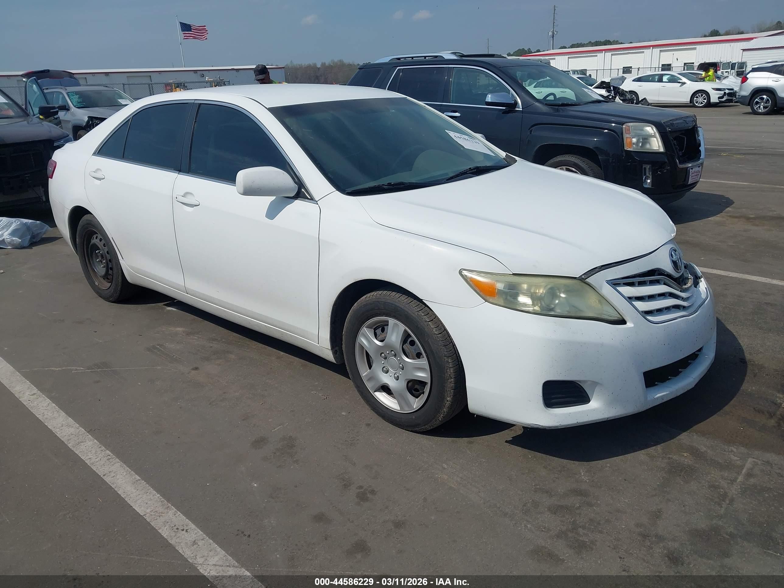 2011 Toyota Camry   White vin: 4T1BF3EK2BU613683