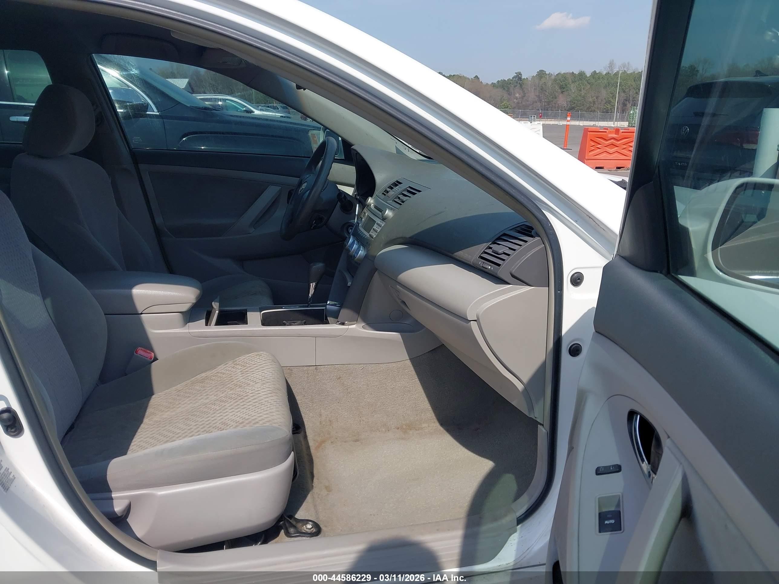 2011 Toyota Camry   White vin: 4T1BF3EK2BU613683