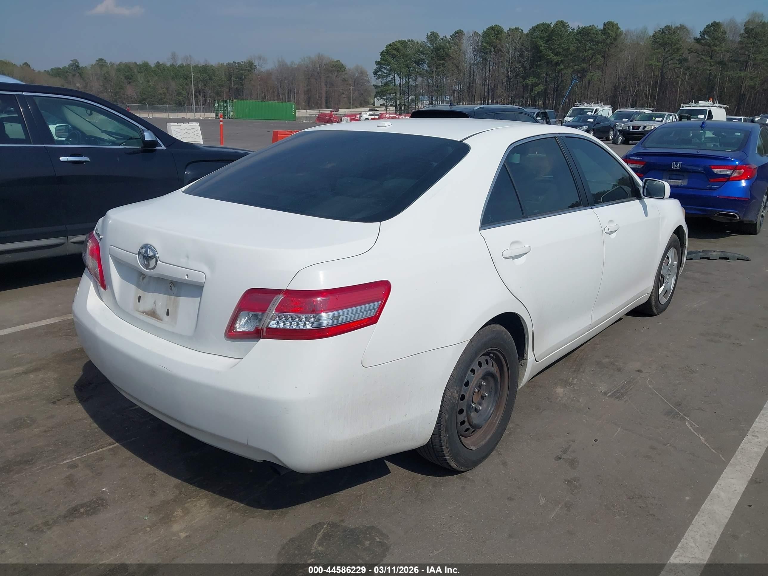 2011 Toyota Camry   White vin: 4T1BF3EK2BU613683