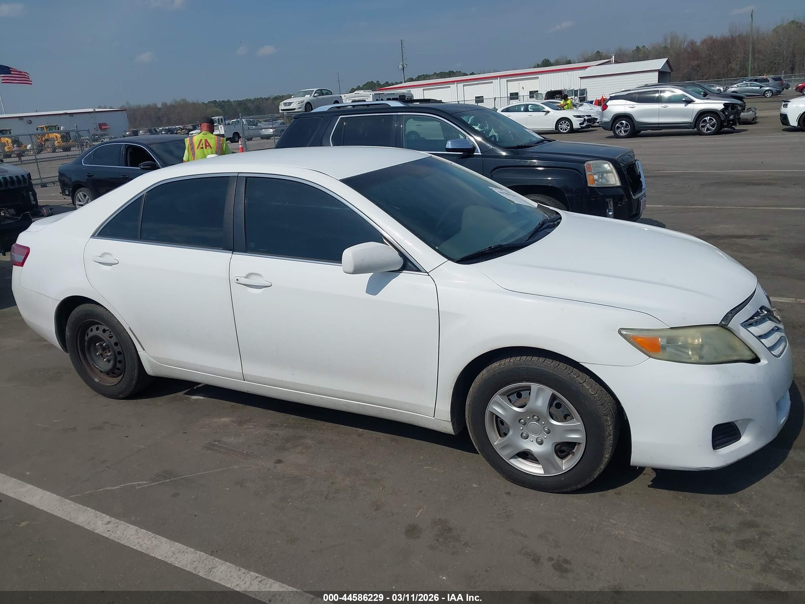 2011 Toyota Camry   White vin: 4T1BF3EK2BU613683