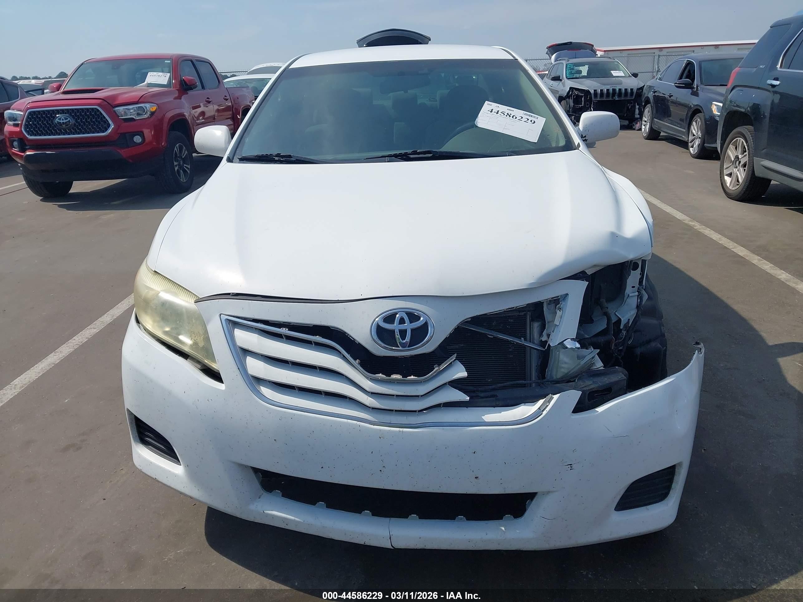 2011 Toyota Camry   White vin: 4T1BF3EK2BU613683