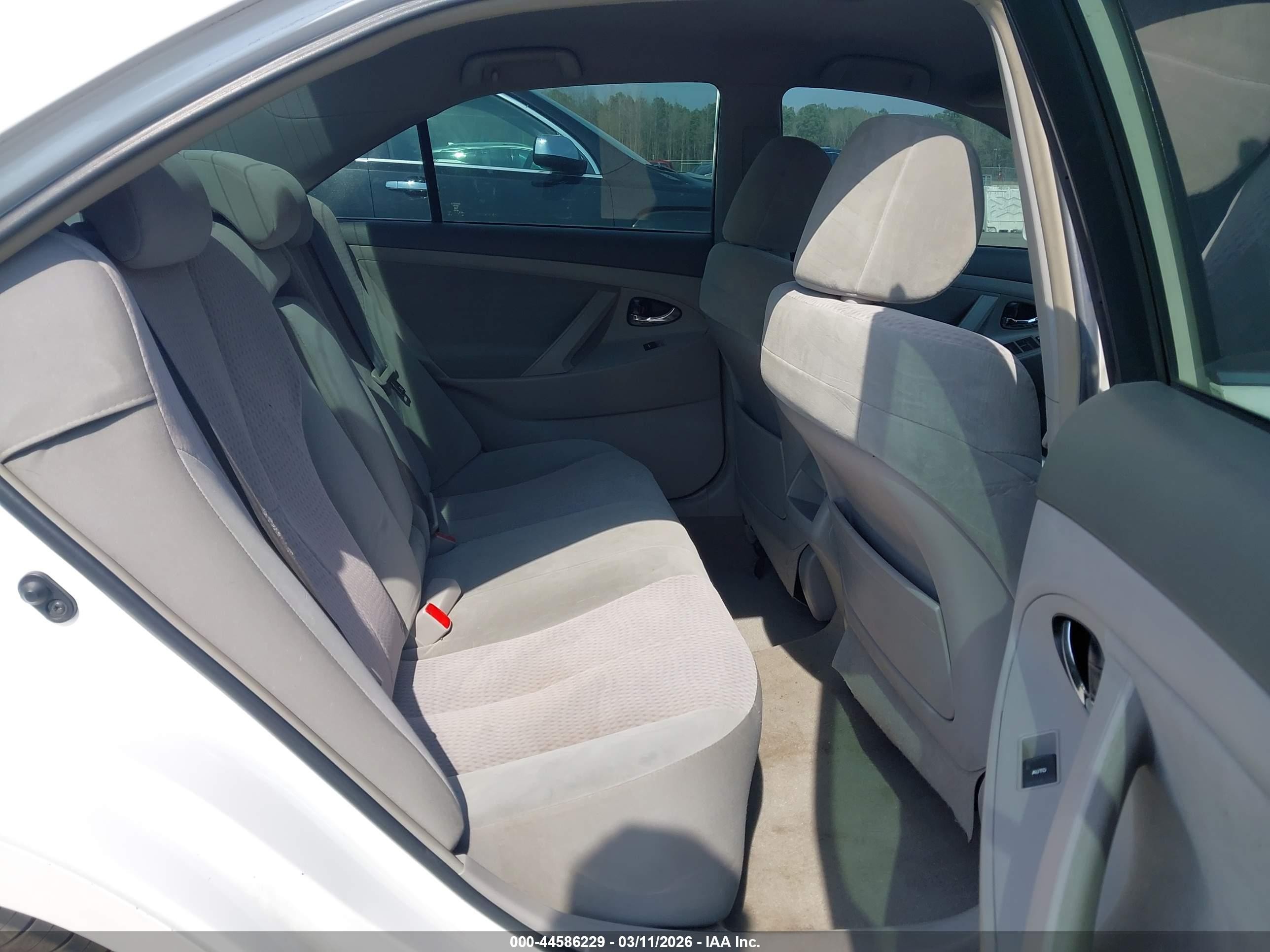 2011 Toyota Camry   White vin: 4T1BF3EK2BU613683