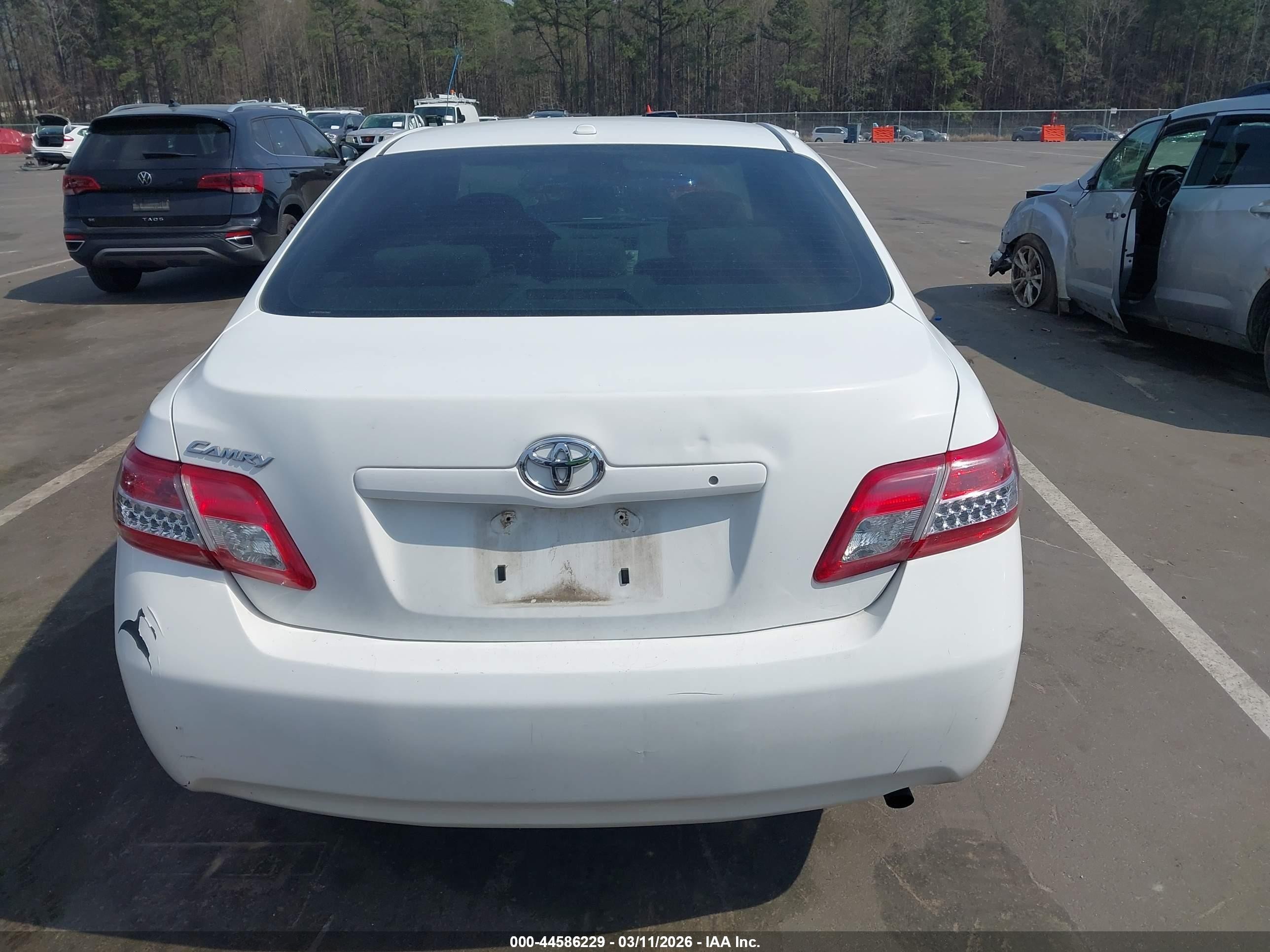 2011 Toyota Camry   White vin: 4T1BF3EK2BU613683