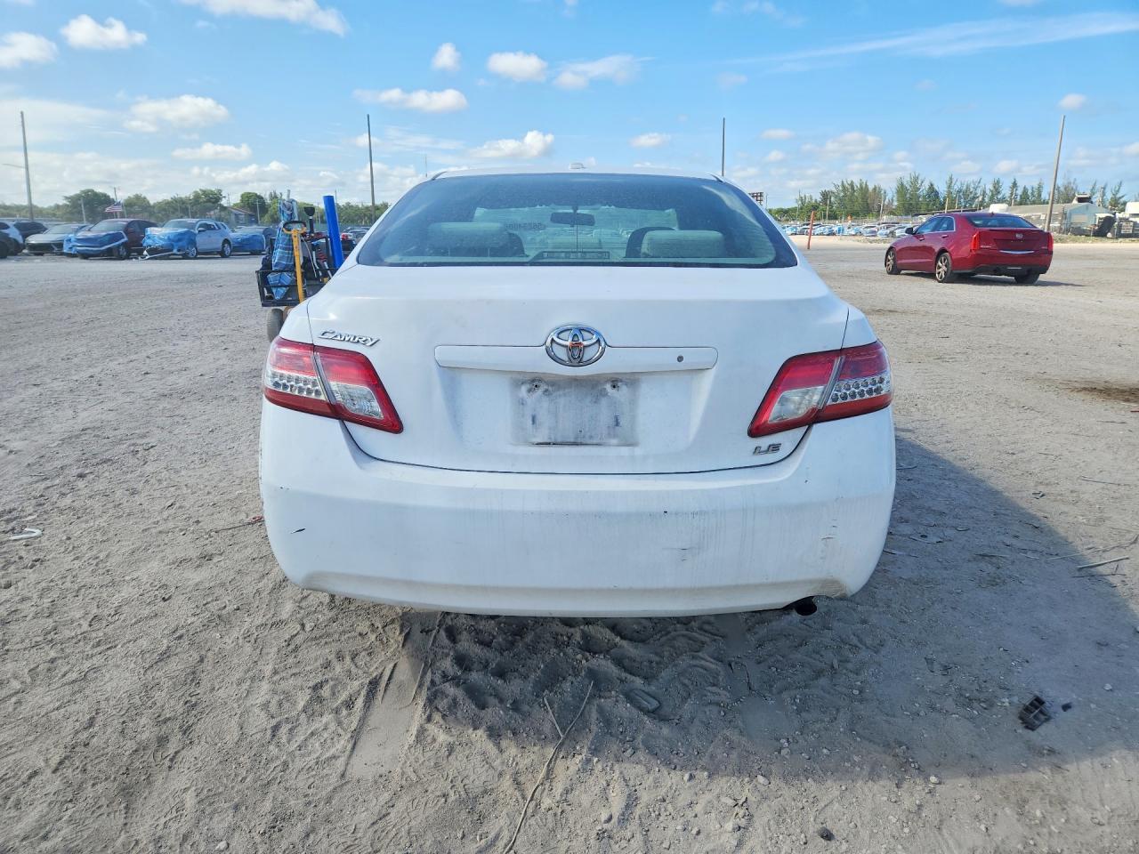 2011 Toyota Camry Le Белый vin: 4T1BF3EK2BU626675