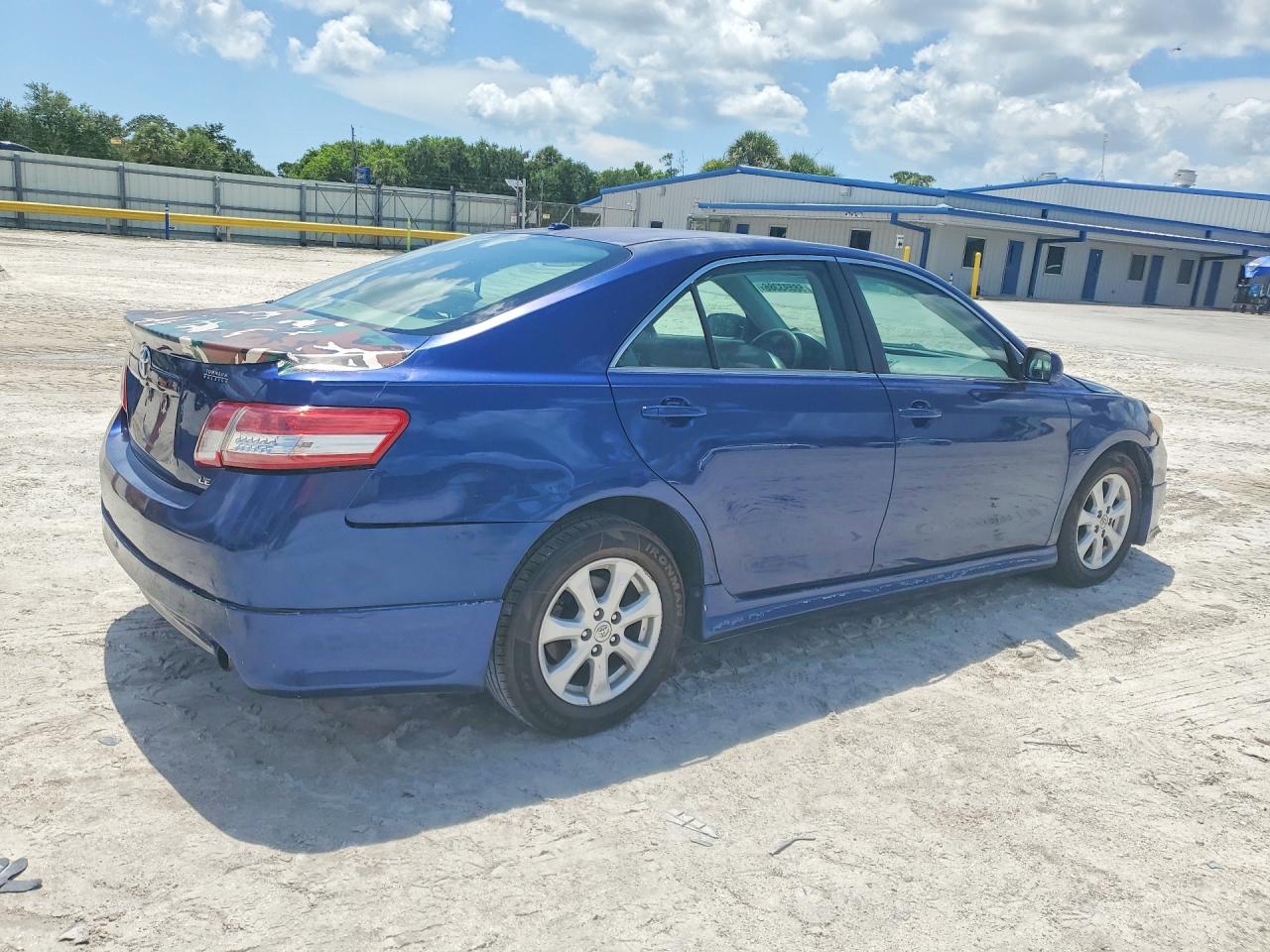 2011 Toyota Camry Le Blue vin: 4T1BF3EK2BU631472