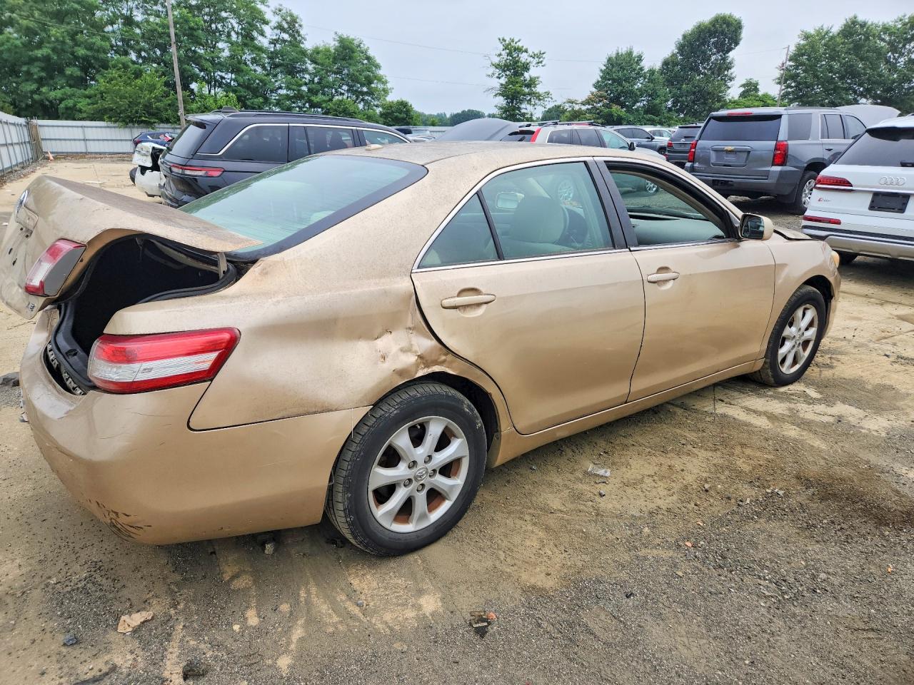 2011 Toyota Camry Le Gold vin: 4T1BF3EK2BU637546
