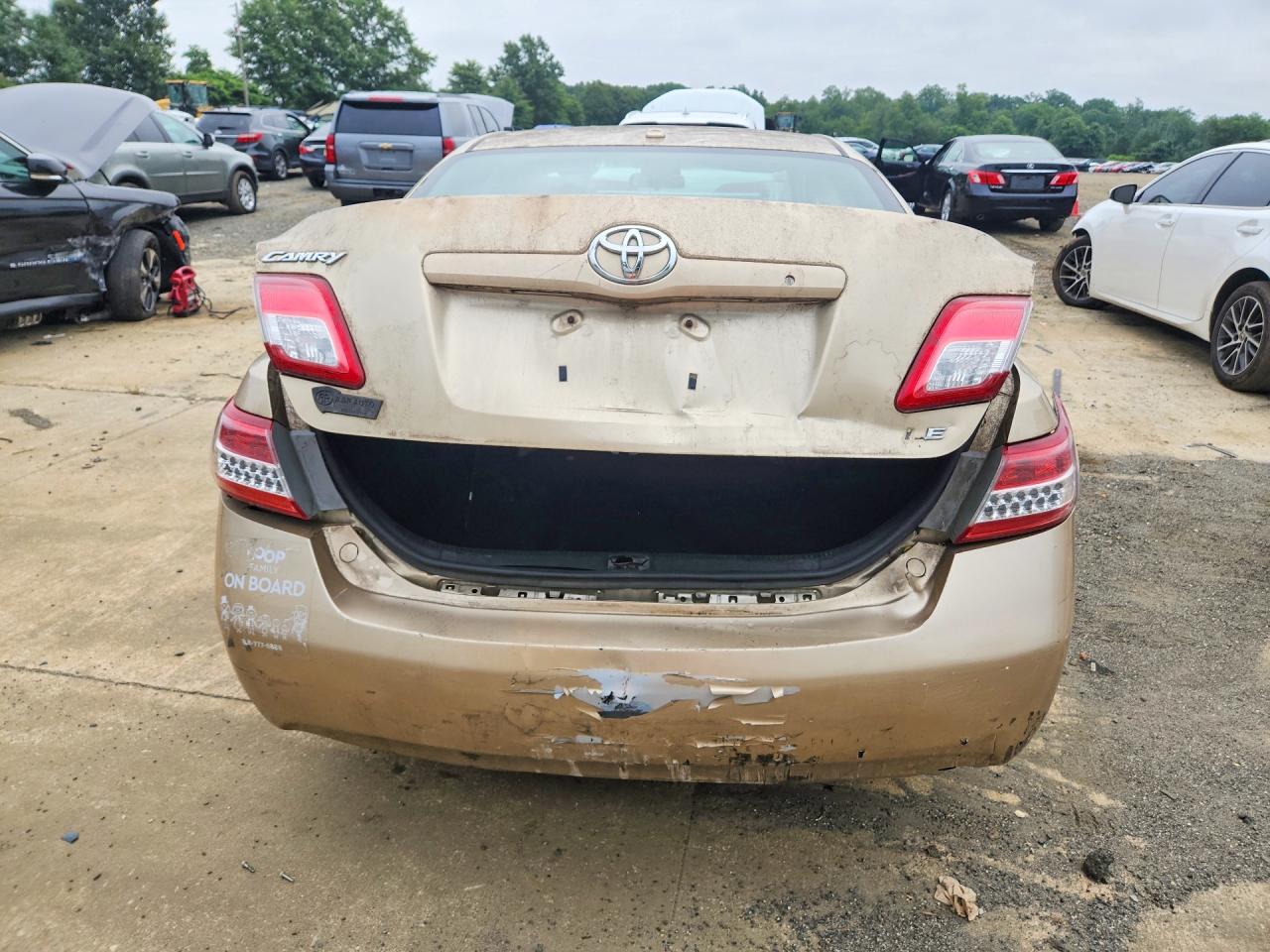 2011 Toyota Camry Le Gold vin: 4T1BF3EK2BU637546