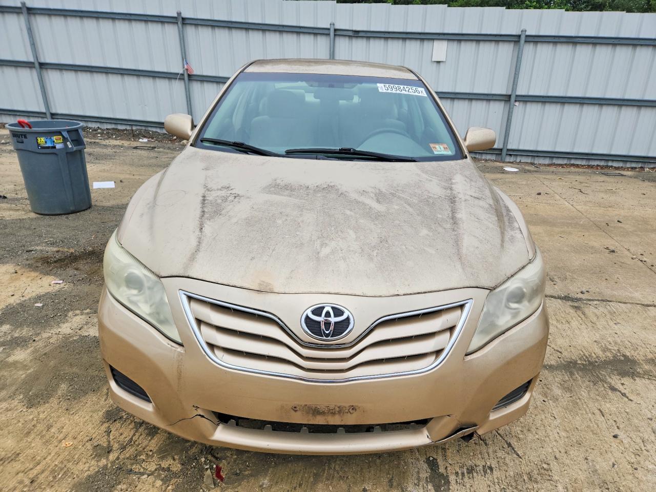 2011 Toyota Camry Le Gold vin: 4T1BF3EK2BU637546