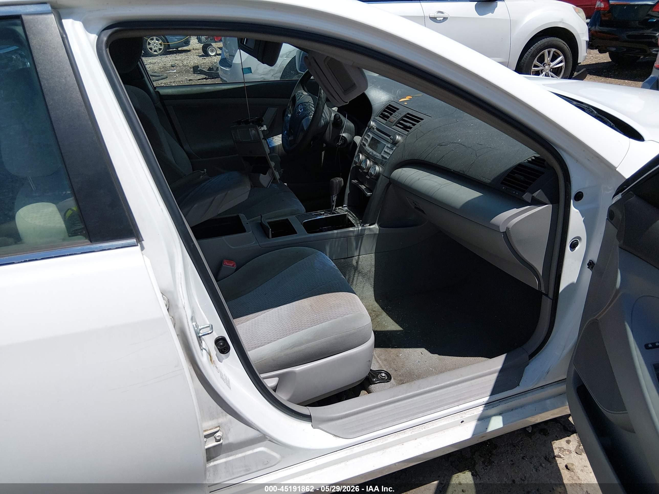 2011 Toyota Camry Le White vin: 4T1BF3EK2BU645730
